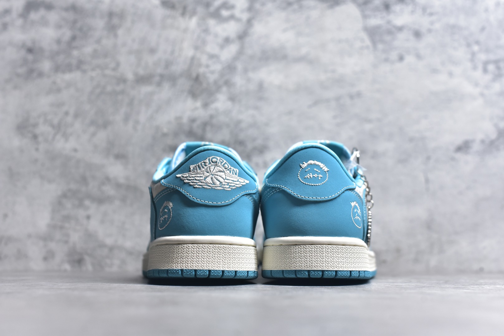图片[5]-#Travis Scott x Fragment Design x Air Jordan 1 Low OG SP AJ1 乔1 LV联名 浅天蓝 低帮文化休闲板鞋 LD2025-034 #多方联名合作融合了Travis Scott 独特的音乐风格，藤原浩个性的设计风格以及Jordan品牌的经典元素 使其成为一双具有独特身份和价值的鞋子 清新而立体的外观加上联名标识更突出了其独特身份 这种配色方案显示出活力和时尚感 在视觉上引人注目 鞋身的质感和细腻的细节处理使其显得高端而格调十足 这款“倒钩”联名是设计与创意完美结合 融合多方的个性风格是一款备受瞩目的潮流鞋款 尺码：36 36.5 37.5 38 38.5 39 40 40.5 41 42 42.5 43 44 44.5 45 9.E5-选品中心