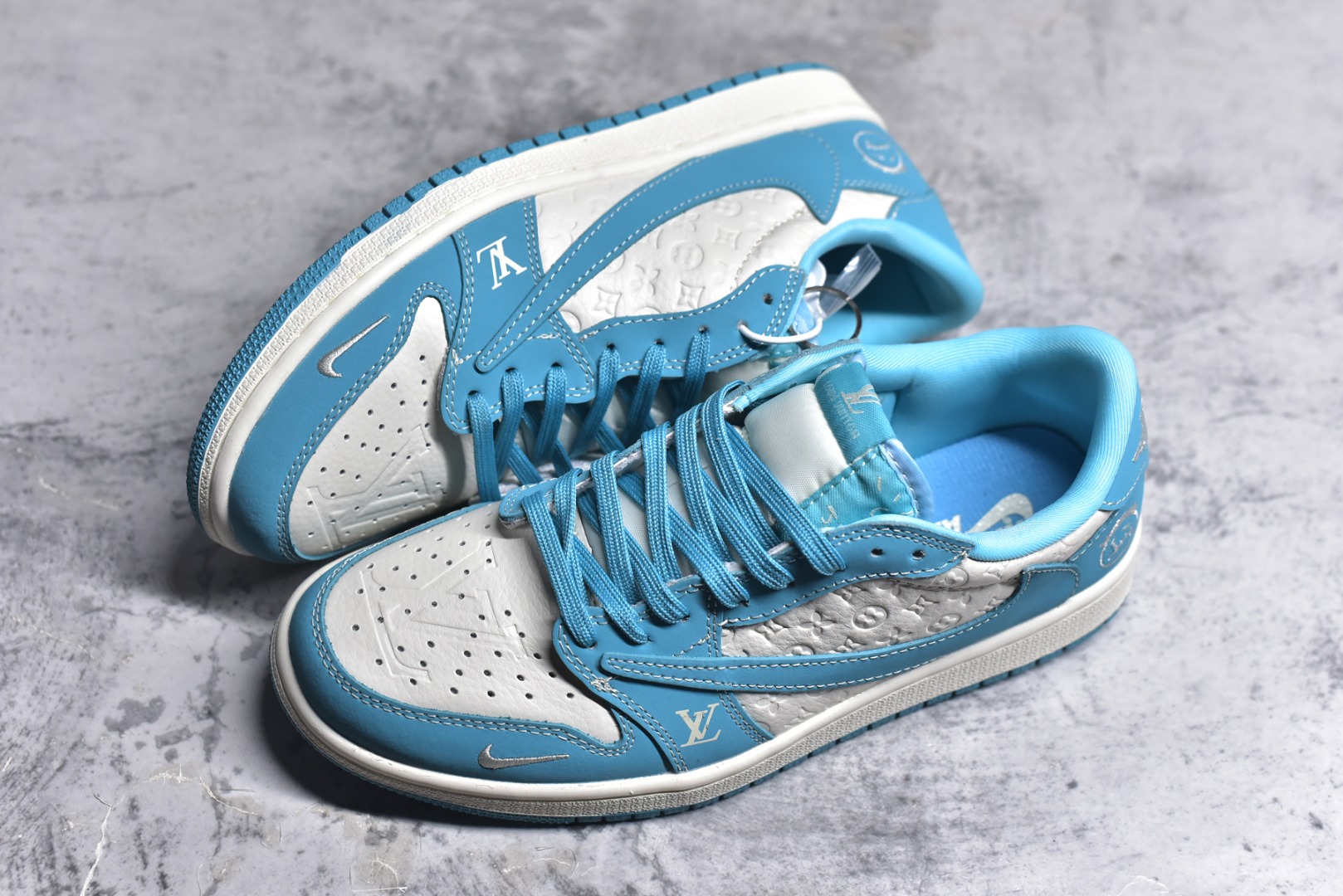 图片[7]-#Travis Scott x Fragment Design x Air Jordan 1 Low OG SP AJ1 乔1 LV联名 浅天蓝 低帮文化休闲板鞋 LD2025-034 #多方联名合作融合了Travis Scott 独特的音乐风格，藤原浩个性的设计风格以及Jordan品牌的经典元素 使其成为一双具有独特身份和价值的鞋子 清新而立体的外观加上联名标识更突出了其独特身份 这种配色方案显示出活力和时尚感 在视觉上引人注目 鞋身的质感和细腻的细节处理使其显得高端而格调十足 这款“倒钩”联名是设计与创意完美结合 融合多方的个性风格是一款备受瞩目的潮流鞋款 尺码：36 36.5 37.5 38 38.5 39 40 40.5 41 42 42.5 43 44 44.5 45 9.E5-选品中心