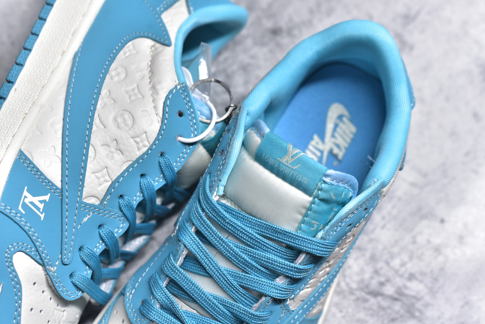 图片[9]-#Travis Scott x Fragment Design x Air Jordan 1 Low OG SP AJ1 乔1 LV联名 浅天蓝 低帮文化休闲板鞋 LD2025-034 #多方联名合作融合了Travis Scott 独特的音乐风格，藤原浩个性的设计风格以及Jordan品牌的经典元素 使其成为一双具有独特身份和价值的鞋子 清新而立体的外观加上联名标识更突出了其独特身份 这种配色方案显示出活力和时尚感 在视觉上引人注目 鞋身的质感和细腻的细节处理使其显得高端而格调十足 这款“倒钩”联名是设计与创意完美结合 融合多方的个性风格是一款备受瞩目的潮流鞋款 尺码：36 36.5 37.5 38 38.5 39 40 40.5 41 42 42.5 43 44 44.5 45 9.E5-选品中心