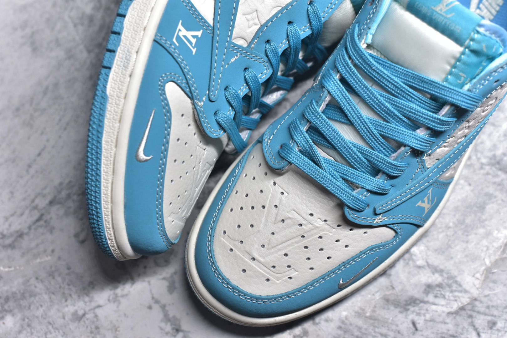 图片[8]-#Travis Scott x Fragment Design x Air Jordan 1 Low OG SP AJ1 乔1 LV联名 浅天蓝 低帮文化休闲板鞋 LD2025-034 #多方联名合作融合了Travis Scott 独特的音乐风格，藤原浩个性的设计风格以及Jordan品牌的经典元素 使其成为一双具有独特身份和价值的鞋子 清新而立体的外观加上联名标识更突出了其独特身份 这种配色方案显示出活力和时尚感 在视觉上引人注目 鞋身的质感和细腻的细节处理使其显得高端而格调十足 这款“倒钩”联名是设计与创意完美结合 融合多方的个性风格是一款备受瞩目的潮流鞋款 尺码：36 36.5 37.5 38 38.5 39 40 40.5 41 42 42.5 43 44 44.5 45 9.E5-选品中心