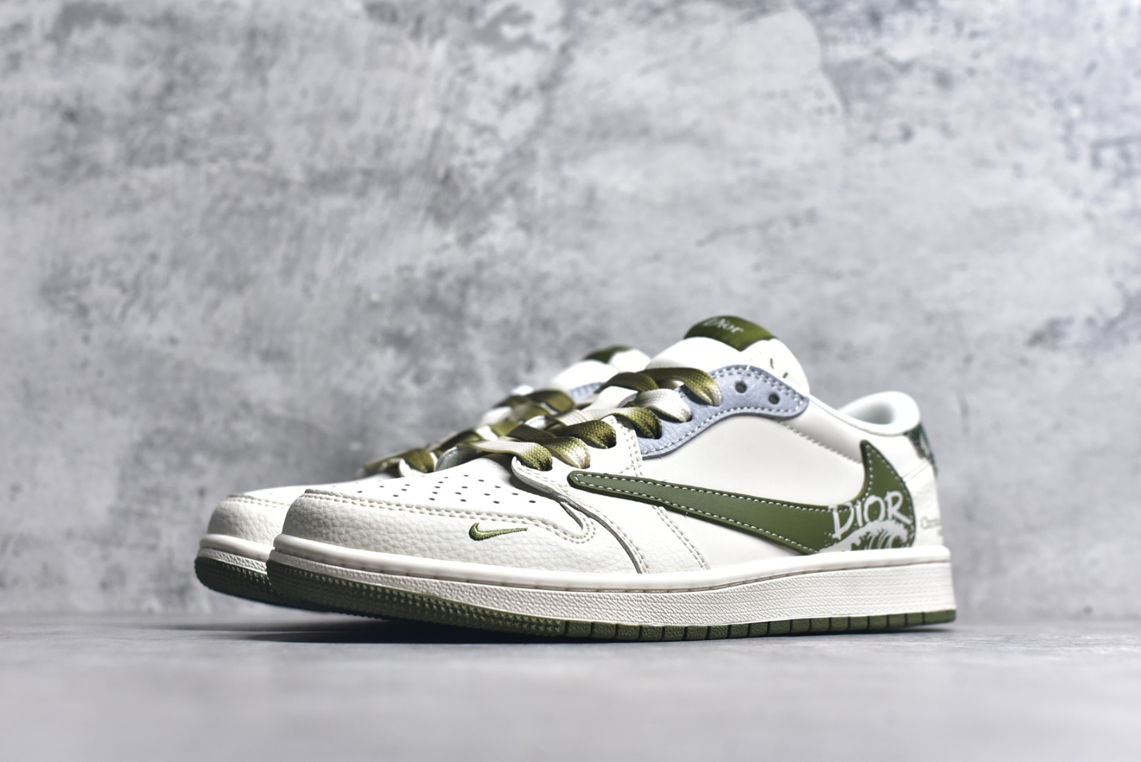图片[2]-#Travis Scott x Fragment Design x Air Jordan 1 Low OG SP AJ1 乔1 迪奥联名 米灰绿 低帮文化休闲板鞋 QW5088-203 #多方联名合作融合了Travis Scott 独特的音乐风格，藤原浩个性的设计风格以及Jordan品牌的经典元素 使其成为一双具有独特身份和价值的鞋子 清新而立体的外观加上联名标识更突出了其独特身份 这种配色方案显示出活力和时尚感 在视觉上引人注目 鞋身的质感和细腻的细节处理使其显得高端而格调十足 这款“倒钩”联名是设计与创意完美结合 融合多方的个性风格是一款备受瞩目的潮流鞋款 尺码：36 36.5 37.5 38 38.5 39 40 40.5 41 42 42.5 43 44 44.5 45 9.E5-选品中心