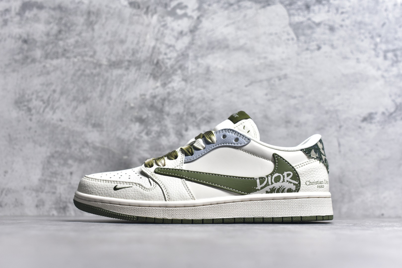 #Travis Scott x Fragment Design x Air Jordan 1 Low OG SP AJ1 乔1 迪奥联名 米灰绿 低帮文化休闲板鞋 QW5088-203 #多方联名合作融合了Travis Scott 独特的音乐风格，藤原浩个性的设计风格以及Jordan品牌的经典元素 使其成为一双具有独特身份和价值的鞋子 清新而立体的外观加上联名标识更突出了其独特身份 这种配色方案显示出活力和时尚感 在视觉上引人注目 鞋身的质感和细腻的细节处理使其显得高端而格调十足 这款“倒钩”联名是设计与创意完美结合 融合多方的个性风格是一款备受瞩目的潮流鞋款 尺码：36 36.5 37.5 38 38.5 39 40 40.5 41 42 42.5 43 44 44.5 45 9.E5-选品中心
