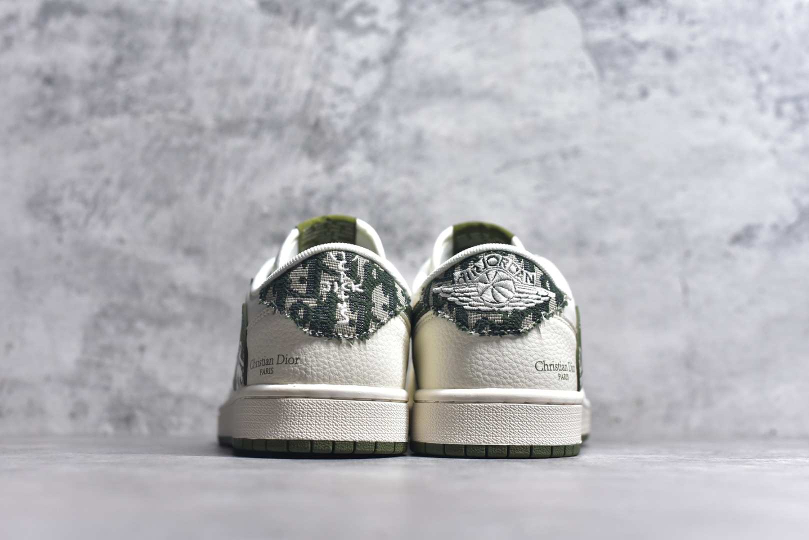 图片[5]-#Travis Scott x Fragment Design x Air Jordan 1 Low OG SP AJ1 乔1 迪奥联名 米灰绿 低帮文化休闲板鞋 QW5088-203 #多方联名合作融合了Travis Scott 独特的音乐风格，藤原浩个性的设计风格以及Jordan品牌的经典元素 使其成为一双具有独特身份和价值的鞋子 清新而立体的外观加上联名标识更突出了其独特身份 这种配色方案显示出活力和时尚感 在视觉上引人注目 鞋身的质感和细腻的细节处理使其显得高端而格调十足 这款“倒钩”联名是设计与创意完美结合 融合多方的个性风格是一款备受瞩目的潮流鞋款 尺码：36 36.5 37.5 38 38.5 39 40 40.5 41 42 42.5 43 44 44.5 45 9.E5-选品中心