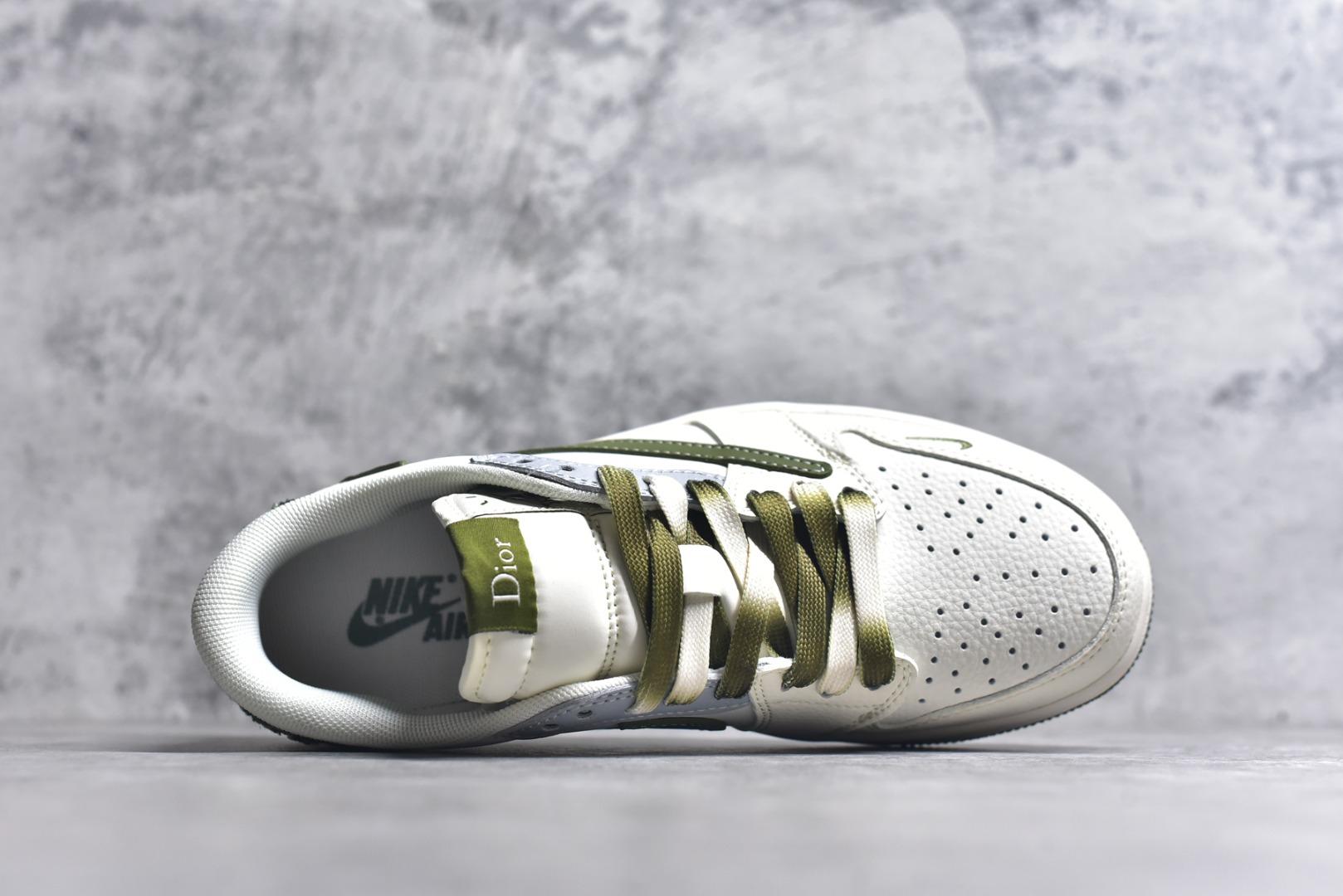 图片[4]-#Travis Scott x Fragment Design x Air Jordan 1 Low OG SP AJ1 乔1 迪奥联名 米灰绿 低帮文化休闲板鞋 QW5088-203 #多方联名合作融合了Travis Scott 独特的音乐风格，藤原浩个性的设计风格以及Jordan品牌的经典元素 使其成为一双具有独特身份和价值的鞋子 清新而立体的外观加上联名标识更突出了其独特身份 这种配色方案显示出活力和时尚感 在视觉上引人注目 鞋身的质感和细腻的细节处理使其显得高端而格调十足 这款“倒钩”联名是设计与创意完美结合 融合多方的个性风格是一款备受瞩目的潮流鞋款 尺码：36 36.5 37.5 38 38.5 39 40 40.5 41 42 42.5 43 44 44.5 45 9.E5-选品中心