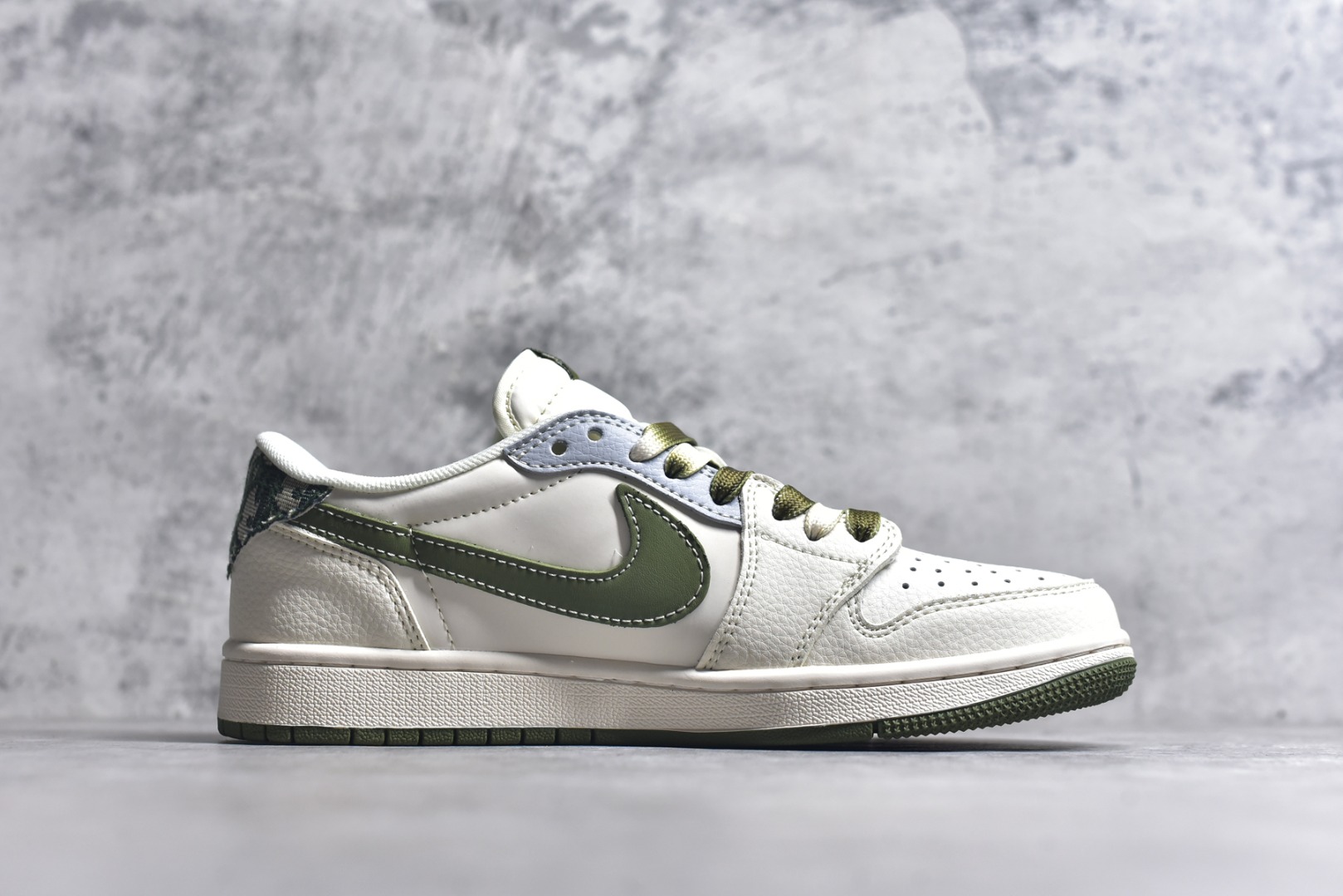 图片[3]-#Travis Scott x Fragment Design x Air Jordan 1 Low OG SP AJ1 乔1 迪奥联名 米灰绿 低帮文化休闲板鞋 QW5088-203 #多方联名合作融合了Travis Scott 独特的音乐风格，藤原浩个性的设计风格以及Jordan品牌的经典元素 使其成为一双具有独特身份和价值的鞋子 清新而立体的外观加上联名标识更突出了其独特身份 这种配色方案显示出活力和时尚感 在视觉上引人注目 鞋身的质感和细腻的细节处理使其显得高端而格调十足 这款“倒钩”联名是设计与创意完美结合 融合多方的个性风格是一款备受瞩目的潮流鞋款 尺码：36 36.5 37.5 38 38.5 39 40 40.5 41 42 42.5 43 44 44.5 45 9.E5-选品中心