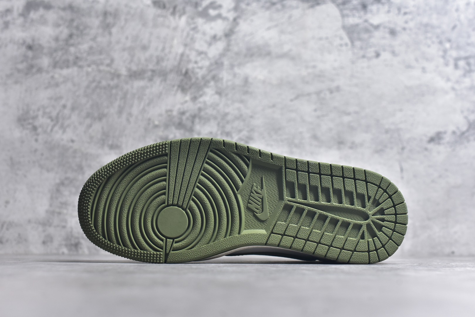 图片[6]-#Travis Scott x Fragment Design x Air Jordan 1 Low OG SP AJ1 乔1 迪奥联名 米灰绿 低帮文化休闲板鞋 QW5088-203 #多方联名合作融合了Travis Scott 独特的音乐风格，藤原浩个性的设计风格以及Jordan品牌的经典元素 使其成为一双具有独特身份和价值的鞋子 清新而立体的外观加上联名标识更突出了其独特身份 这种配色方案显示出活力和时尚感 在视觉上引人注目 鞋身的质感和细腻的细节处理使其显得高端而格调十足 这款“倒钩”联名是设计与创意完美结合 融合多方的个性风格是一款备受瞩目的潮流鞋款 尺码：36 36.5 37.5 38 38.5 39 40 40.5 41 42 42.5 43 44 44.5 45 9.E5-选品中心