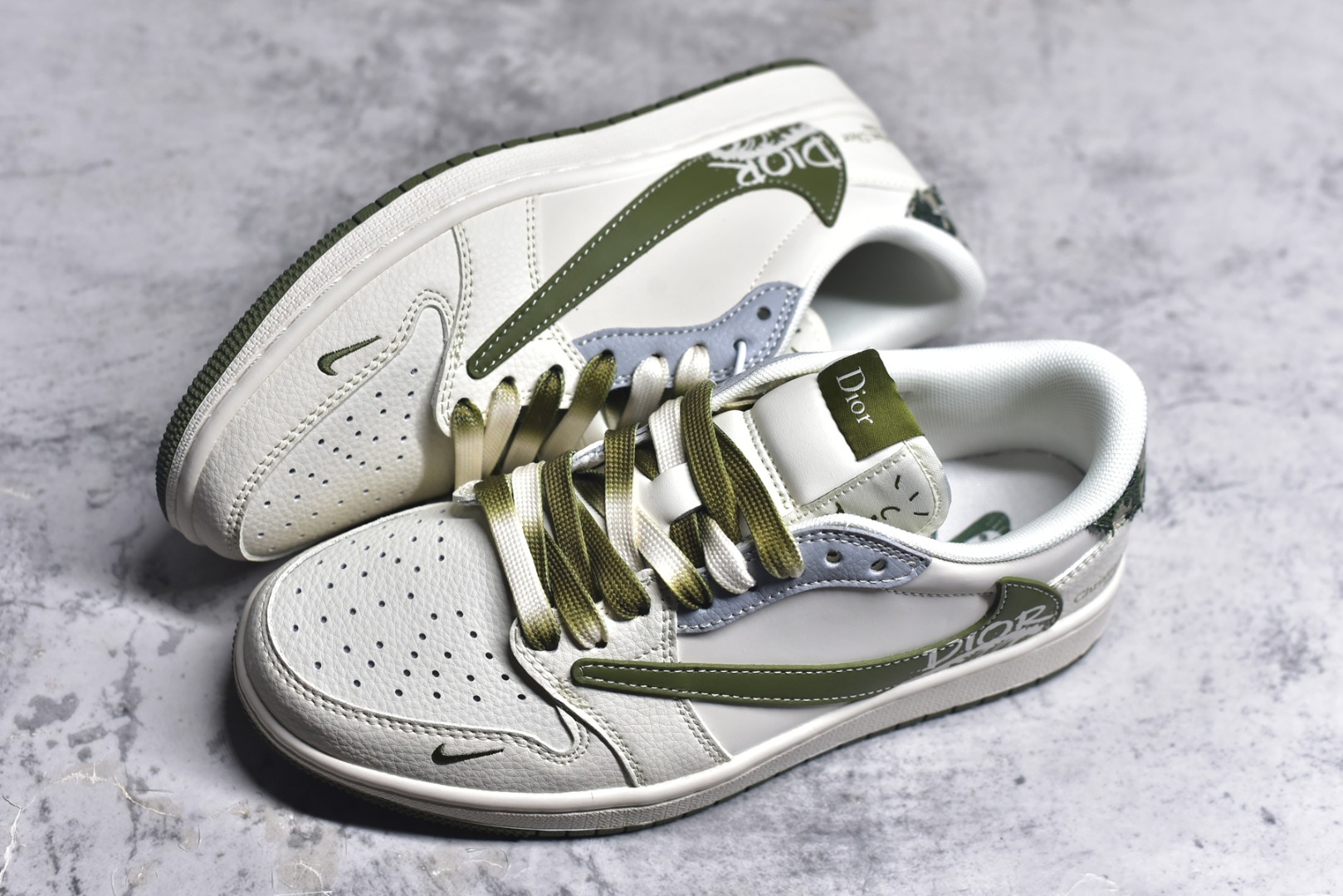 图片[7]-#Travis Scott x Fragment Design x Air Jordan 1 Low OG SP AJ1 乔1 迪奥联名 米灰绿 低帮文化休闲板鞋 QW5088-203 #多方联名合作融合了Travis Scott 独特的音乐风格，藤原浩个性的设计风格以及Jordan品牌的经典元素 使其成为一双具有独特身份和价值的鞋子 清新而立体的外观加上联名标识更突出了其独特身份 这种配色方案显示出活力和时尚感 在视觉上引人注目 鞋身的质感和细腻的细节处理使其显得高端而格调十足 这款“倒钩”联名是设计与创意完美结合 融合多方的个性风格是一款备受瞩目的潮流鞋款 尺码：36 36.5 37.5 38 38.5 39 40 40.5 41 42 42.5 43 44 44.5 45 9.E5-选品中心