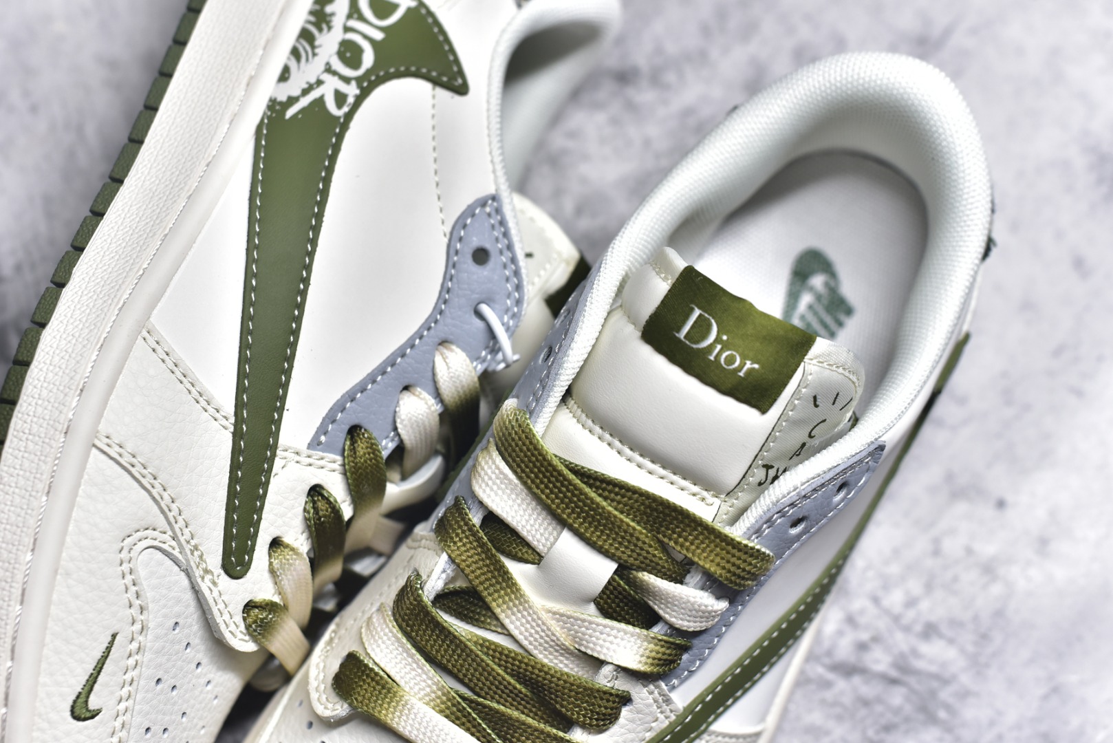 图片[9]-#Travis Scott x Fragment Design x Air Jordan 1 Low OG SP AJ1 乔1 迪奥联名 米灰绿 低帮文化休闲板鞋 QW5088-203 #多方联名合作融合了Travis Scott 独特的音乐风格，藤原浩个性的设计风格以及Jordan品牌的经典元素 使其成为一双具有独特身份和价值的鞋子 清新而立体的外观加上联名标识更突出了其独特身份 这种配色方案显示出活力和时尚感 在视觉上引人注目 鞋身的质感和细腻的细节处理使其显得高端而格调十足 这款“倒钩”联名是设计与创意完美结合 融合多方的个性风格是一款备受瞩目的潮流鞋款 尺码：36 36.5 37.5 38 38.5 39 40 40.5 41 42 42.5 43 44 44.5 45 9.E5-选品中心