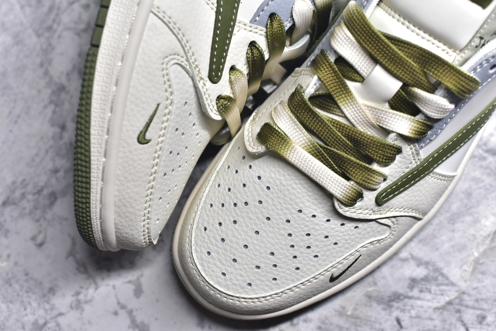 图片[8]-#Travis Scott x Fragment Design x Air Jordan 1 Low OG SP AJ1 乔1 迪奥联名 米灰绿 低帮文化休闲板鞋 QW5088-203 #多方联名合作融合了Travis Scott 独特的音乐风格，藤原浩个性的设计风格以及Jordan品牌的经典元素 使其成为一双具有独特身份和价值的鞋子 清新而立体的外观加上联名标识更突出了其独特身份 这种配色方案显示出活力和时尚感 在视觉上引人注目 鞋身的质感和细腻的细节处理使其显得高端而格调十足 这款“倒钩”联名是设计与创意完美结合 融合多方的个性风格是一款备受瞩目的潮流鞋款 尺码：36 36.5 37.5 38 38.5 39 40 40.5 41 42 42.5 43 44 44.5 45 9.E5-选品中心