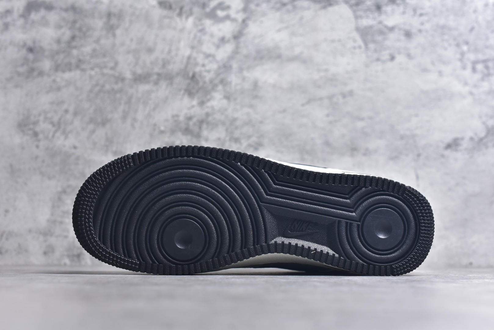图片[6]-#Nike Air Force 1\’07 Low 泡泡玛特联名 白灰黑金 空军一号低帮休闲板鞋 SC0601-564 #原楦头原纸板 原装鞋盒 原厂鞋底 超高清洁度 细节完美 尺码：36 36.5 37.5 38 38.5 39 40 40.5 41 42 42.5 43 44 44.5 45 9.D4-选品中心