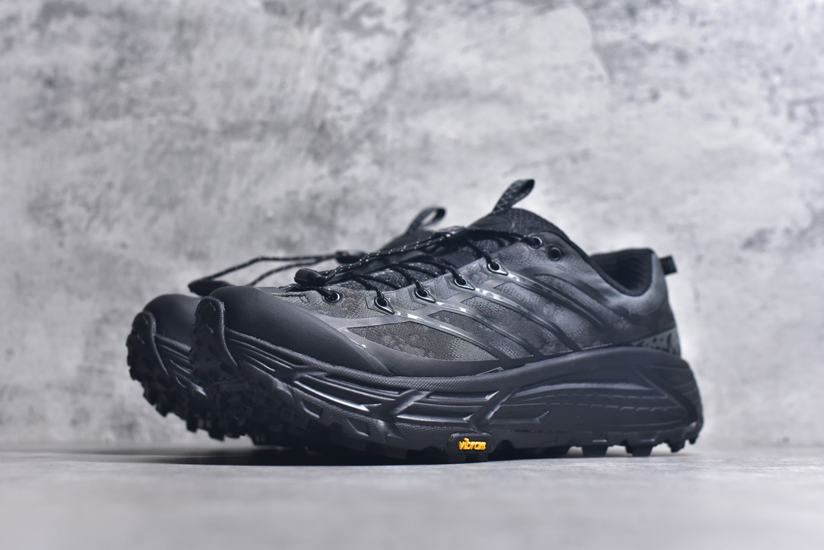 图片[2]-#HOKA ONE ONE Restore Chukka 蛇年限定版 舒适防滑低帮休闲城市通勤跑步鞋 男女同款 黑色 HOKA ONE ONE是来自美国的跑步鞋知名品牌，创立于2009年，始终致力于为所有跑者提供更新、更好的跑步装备。相比常规跑鞋，HOKA ONE ONE特别研发使用性能独特的几何形跑鞋中底，此种鞋底更厚、更高、回弹性也更好，除了卓越的缓冲性能，它还能为各种阶段的跑者带来更具动感、更加稳定的跑步体验。HOKA ONE ONE从设计之初就清楚意识到，要保证跑者步幅的均匀一致，双脚自然而然的运动至关重要。实拍调校N版已经零色差零失真 百分百还原实物色彩所见即所得 不存在货不对板色差等低级问题 选购参考实物拍摄 不混卖不参货 只用心做好货严格选品 承诺混一赔十 尺码：36 36.5 37.5 38 38.5 39 40 40.5 41 42 42.5 43 44 44.5 45 型号：1162770-BBNB-选品中心