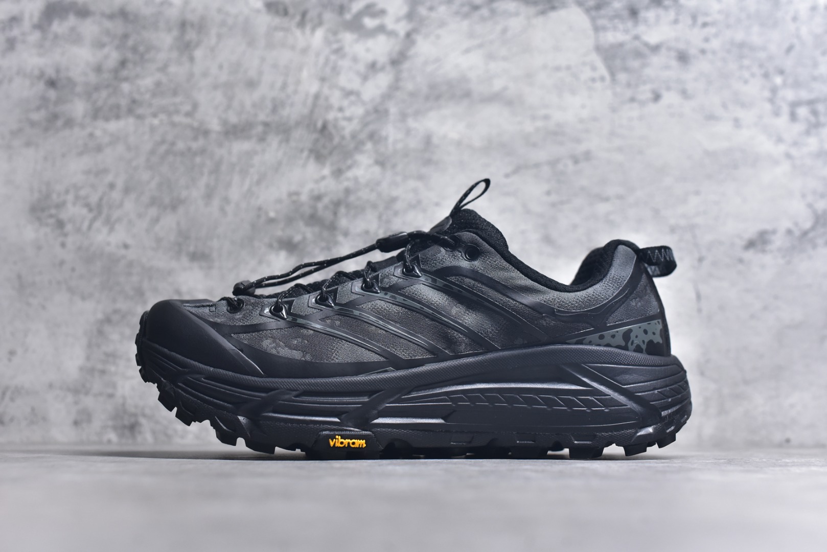 #HOKA ONE ONE Restore Chukka 蛇年限定版 舒适防滑低帮休闲城市通勤跑步鞋 男女同款 黑色 HOKA ONE ONE是来自美国的跑步鞋知名品牌，创立于2009年，始终致力于为所有跑者提供更新、更好的跑步装备。相比常规跑鞋，HOKA ONE ONE特别研发使用性能独特的几何形跑鞋中底，此种鞋底更厚、更高、回弹性也更好，除了卓越的缓冲性能，它还能为各种阶段的跑者带来更具动感、更加稳定的跑步体验。HOKA ONE ONE从设计之初就清楚意识到，要保证跑者步幅的均匀一致，双脚自然而然的运动至关重要。实拍调校N版已经零色差零失真 百分百还原实物色彩所见即所得 不存在货不对板色差等低级问题 选购参考实物拍摄 不混卖不参货 只用心做好货严格选品 承诺混一赔十 尺码：36 36.5 37.5 38 38.5 39 40 40.5 41 42 42.5 43 44 44.5 45 型号：1162770-BBNB-选品中心