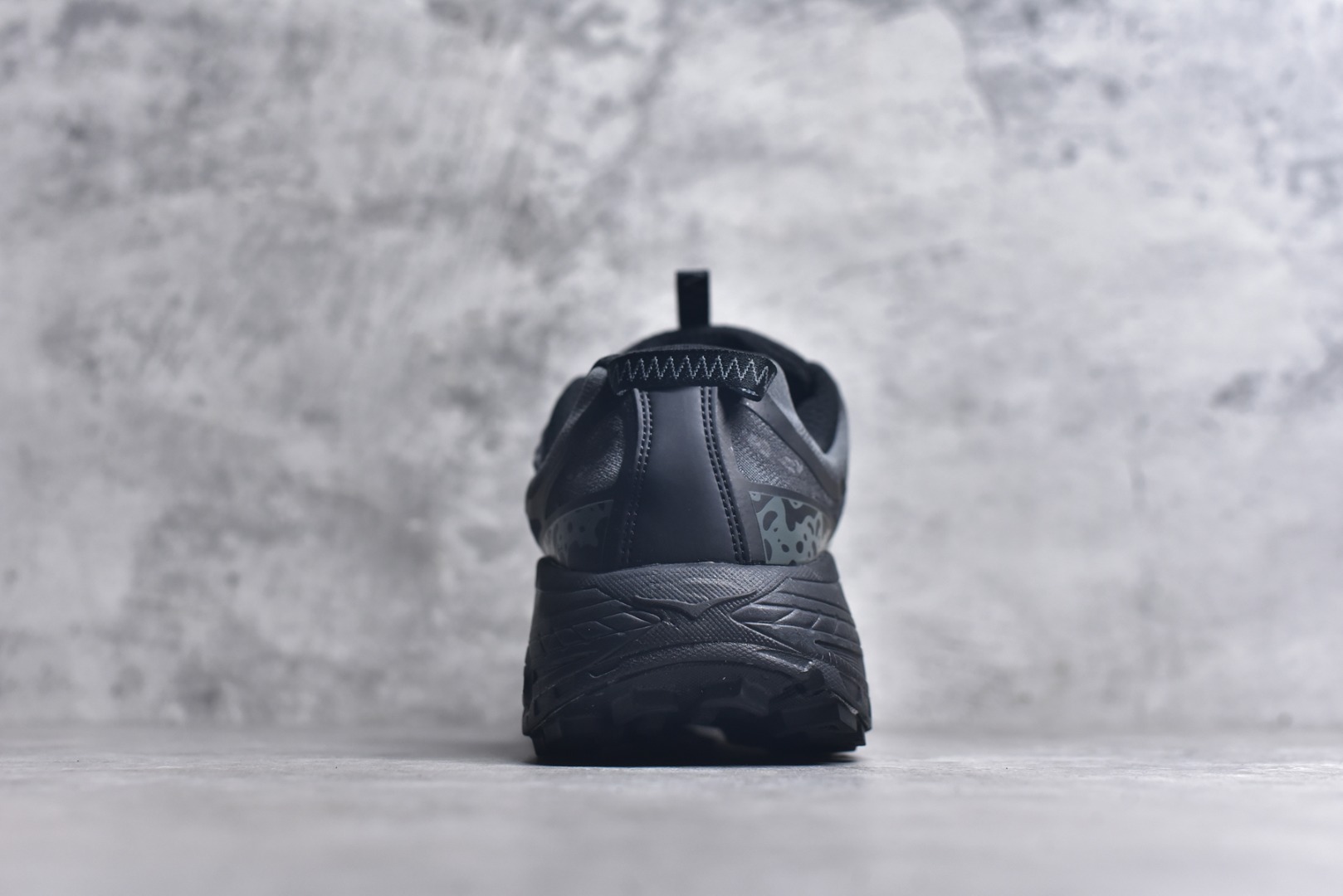图片[5]-#HOKA ONE ONE Restore Chukka 蛇年限定版 舒适防滑低帮休闲城市通勤跑步鞋 男女同款 黑色 HOKA ONE ONE是来自美国的跑步鞋知名品牌，创立于2009年，始终致力于为所有跑者提供更新、更好的跑步装备。相比常规跑鞋，HOKA ONE ONE特别研发使用性能独特的几何形跑鞋中底，此种鞋底更厚、更高、回弹性也更好，除了卓越的缓冲性能，它还能为各种阶段的跑者带来更具动感、更加稳定的跑步体验。HOKA ONE ONE从设计之初就清楚意识到，要保证跑者步幅的均匀一致，双脚自然而然的运动至关重要。实拍调校N版已经零色差零失真 百分百还原实物色彩所见即所得 不存在货不对板色差等低级问题 选购参考实物拍摄 不混卖不参货 只用心做好货严格选品 承诺混一赔十 尺码：36 36.5 37.5 38 38.5 39 40 40.5 41 42 42.5 43 44 44.5 45 型号：1162770-BBNB-选品中心