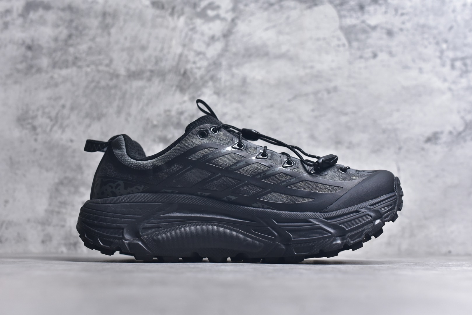 图片[3]-#HOKA ONE ONE Restore Chukka 蛇年限定版 舒适防滑低帮休闲城市通勤跑步鞋 男女同款 黑色 HOKA ONE ONE是来自美国的跑步鞋知名品牌，创立于2009年，始终致力于为所有跑者提供更新、更好的跑步装备。相比常规跑鞋，HOKA ONE ONE特别研发使用性能独特的几何形跑鞋中底，此种鞋底更厚、更高、回弹性也更好，除了卓越的缓冲性能，它还能为各种阶段的跑者带来更具动感、更加稳定的跑步体验。HOKA ONE ONE从设计之初就清楚意识到，要保证跑者步幅的均匀一致，双脚自然而然的运动至关重要。实拍调校N版已经零色差零失真 百分百还原实物色彩所见即所得 不存在货不对板色差等低级问题 选购参考实物拍摄 不混卖不参货 只用心做好货严格选品 承诺混一赔十 尺码：36 36.5 37.5 38 38.5 39 40 40.5 41 42 42.5 43 44 44.5 45 型号：1162770-BBNB-选品中心