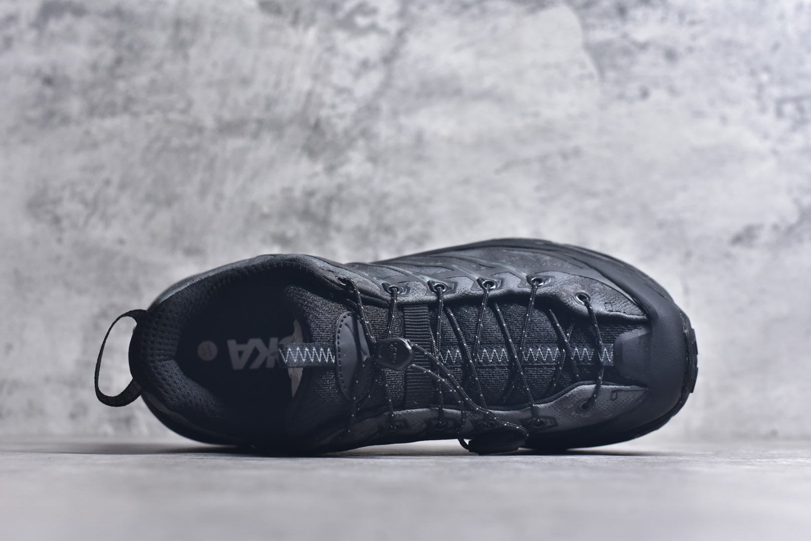 图片[4]-#HOKA ONE ONE Restore Chukka 蛇年限定版 舒适防滑低帮休闲城市通勤跑步鞋 男女同款 黑色 HOKA ONE ONE是来自美国的跑步鞋知名品牌，创立于2009年，始终致力于为所有跑者提供更新、更好的跑步装备。相比常规跑鞋，HOKA ONE ONE特别研发使用性能独特的几何形跑鞋中底，此种鞋底更厚、更高、回弹性也更好，除了卓越的缓冲性能，它还能为各种阶段的跑者带来更具动感、更加稳定的跑步体验。HOKA ONE ONE从设计之初就清楚意识到，要保证跑者步幅的均匀一致，双脚自然而然的运动至关重要。实拍调校N版已经零色差零失真 百分百还原实物色彩所见即所得 不存在货不对板色差等低级问题 选购参考实物拍摄 不混卖不参货 只用心做好货严格选品 承诺混一赔十 尺码：36 36.5 37.5 38 38.5 39 40 40.5 41 42 42.5 43 44 44.5 45 型号：1162770-BBNB-选品中心