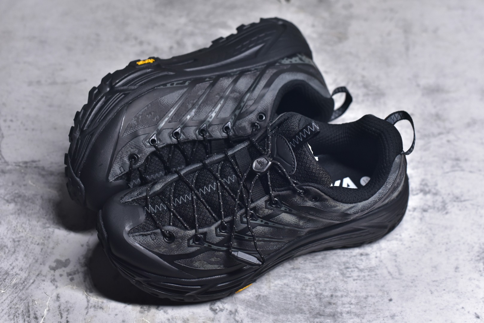 图片[7]-#HOKA ONE ONE Restore Chukka 蛇年限定版 舒适防滑低帮休闲城市通勤跑步鞋 男女同款 黑色 HOKA ONE ONE是来自美国的跑步鞋知名品牌，创立于2009年，始终致力于为所有跑者提供更新、更好的跑步装备。相比常规跑鞋，HOKA ONE ONE特别研发使用性能独特的几何形跑鞋中底，此种鞋底更厚、更高、回弹性也更好，除了卓越的缓冲性能，它还能为各种阶段的跑者带来更具动感、更加稳定的跑步体验。HOKA ONE ONE从设计之初就清楚意识到，要保证跑者步幅的均匀一致，双脚自然而然的运动至关重要。实拍调校N版已经零色差零失真 百分百还原实物色彩所见即所得 不存在货不对板色差等低级问题 选购参考实物拍摄 不混卖不参货 只用心做好货严格选品 承诺混一赔十 尺码：36 36.5 37.5 38 38.5 39 40 40.5 41 42 42.5 43 44 44.5 45 型号：1162770-BBNB-选品中心