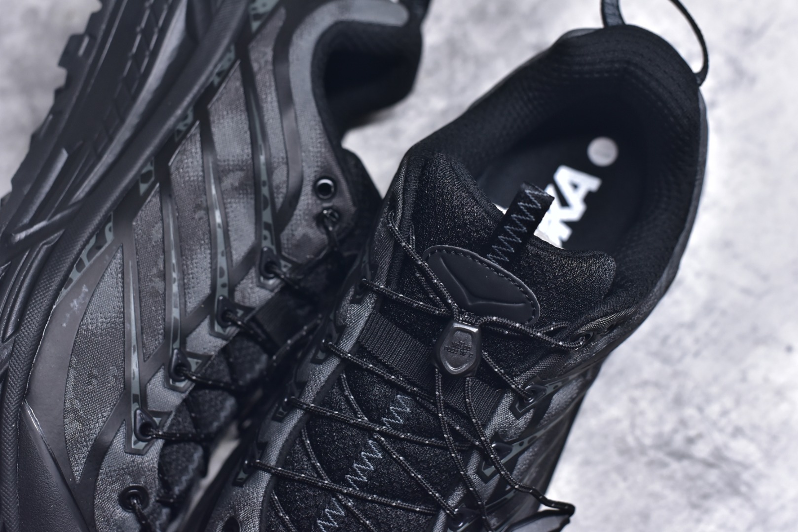 图片[9]-#HOKA ONE ONE Restore Chukka 蛇年限定版 舒适防滑低帮休闲城市通勤跑步鞋 男女同款 黑色 HOKA ONE ONE是来自美国的跑步鞋知名品牌，创立于2009年，始终致力于为所有跑者提供更新、更好的跑步装备。相比常规跑鞋，HOKA ONE ONE特别研发使用性能独特的几何形跑鞋中底，此种鞋底更厚、更高、回弹性也更好，除了卓越的缓冲性能，它还能为各种阶段的跑者带来更具动感、更加稳定的跑步体验。HOKA ONE ONE从设计之初就清楚意识到，要保证跑者步幅的均匀一致，双脚自然而然的运动至关重要。实拍调校N版已经零色差零失真 百分百还原实物色彩所见即所得 不存在货不对板色差等低级问题 选购参考实物拍摄 不混卖不参货 只用心做好货严格选品 承诺混一赔十 尺码：36 36.5 37.5 38 38.5 39 40 40.5 41 42 42.5 43 44 44.5 45 型号：1162770-BBNB-选品中心