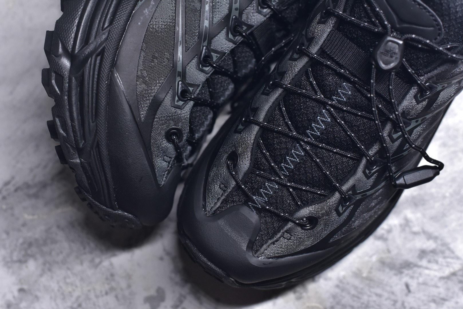 图片[8]-#HOKA ONE ONE Restore Chukka 蛇年限定版 舒适防滑低帮休闲城市通勤跑步鞋 男女同款 黑色 HOKA ONE ONE是来自美国的跑步鞋知名品牌，创立于2009年，始终致力于为所有跑者提供更新、更好的跑步装备。相比常规跑鞋，HOKA ONE ONE特别研发使用性能独特的几何形跑鞋中底，此种鞋底更厚、更高、回弹性也更好，除了卓越的缓冲性能，它还能为各种阶段的跑者带来更具动感、更加稳定的跑步体验。HOKA ONE ONE从设计之初就清楚意识到，要保证跑者步幅的均匀一致，双脚自然而然的运动至关重要。实拍调校N版已经零色差零失真 百分百还原实物色彩所见即所得 不存在货不对板色差等低级问题 选购参考实物拍摄 不混卖不参货 只用心做好货严格选品 承诺混一赔十 尺码：36 36.5 37.5 38 38.5 39 40 40.5 41 42 42.5 43 44 44.5 45 型号：1162770-BBNB-选品中心