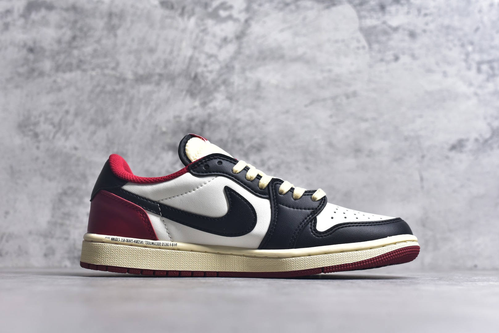 图片[3]-#Travis Scott x Air Jordan AJ1 Low OG SP TS联名10.0 白粉小麦黄倒钩低帮 DM7866-106 全系列配色 外贸特供批次 新配色不断更新开发 市场中端王者 全套原纸板楦头开发 确保原汁原味 完美呈现一代版型 一比一鞋头弧度高度鞋身弧度 此版本只针对中端市场 细节品控鞋型随意秒杀市面同价位 鞋型完美 不臃肿别扭 头层皮料加持 用料绝不含糊 进口玻璃冲刀皮料裁剪零毛边 电脑针车工艺 超高鞋面清洁度 最高QC检验标准 控制溢胶瑕疵 原盒原配 飞翼3D高频深度立体 工艺方面大到整体鞋型 漏斗收腰 底线拉帮 LOGO立体程度 小到针眼排布 载片对称 冲孔效果 鞋标规范 鞋垫背胶等等 无一不是口碑收割 每双都是一个回头客 尺码：36 36.5 37.5 38 38.5 39 40 40.5 41 42 42.5 43 44 44.5 45 46 47.5-选品中心