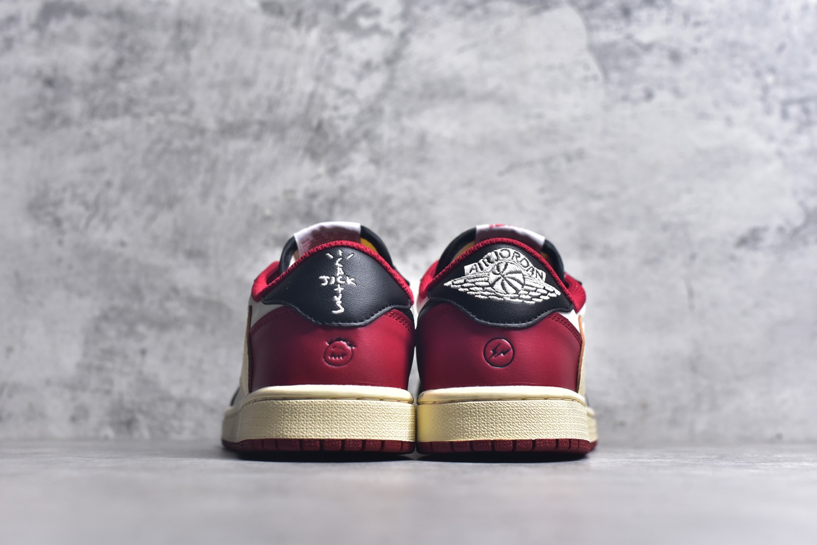 图片[5]-#Travis Scott x Air Jordan AJ1 Low OG SP TS联名10.0 白粉小麦黄倒钩低帮 DM7866-106 全系列配色 外贸特供批次 新配色不断更新开发 市场中端王者 全套原纸板楦头开发 确保原汁原味 完美呈现一代版型 一比一鞋头弧度高度鞋身弧度 此版本只针对中端市场 细节品控鞋型随意秒杀市面同价位 鞋型完美 不臃肿别扭 头层皮料加持 用料绝不含糊 进口玻璃冲刀皮料裁剪零毛边 电脑针车工艺 超高鞋面清洁度 最高QC检验标准 控制溢胶瑕疵 原盒原配 飞翼3D高频深度立体 工艺方面大到整体鞋型 漏斗收腰 底线拉帮 LOGO立体程度 小到针眼排布 载片对称 冲孔效果 鞋标规范 鞋垫背胶等等 无一不是口碑收割 每双都是一个回头客 尺码：36 36.5 37.5 38 38.5 39 40 40.5 41 42 42.5 43 44 44.5 45 46 47.5-选品中心