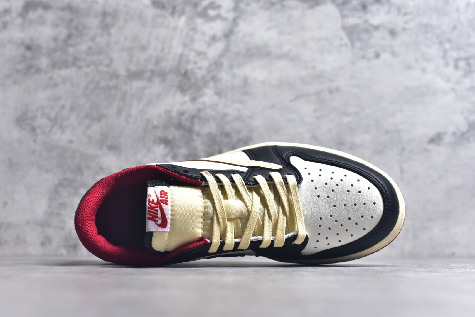 图片[4]-#Travis Scott x Air Jordan AJ1 Low OG SP TS联名10.0 白粉小麦黄倒钩低帮 DM7866-106 全系列配色 外贸特供批次 新配色不断更新开发 市场中端王者 全套原纸板楦头开发 确保原汁原味 完美呈现一代版型 一比一鞋头弧度高度鞋身弧度 此版本只针对中端市场 细节品控鞋型随意秒杀市面同价位 鞋型完美 不臃肿别扭 头层皮料加持 用料绝不含糊 进口玻璃冲刀皮料裁剪零毛边 电脑针车工艺 超高鞋面清洁度 最高QC检验标准 控制溢胶瑕疵 原盒原配 飞翼3D高频深度立体 工艺方面大到整体鞋型 漏斗收腰 底线拉帮 LOGO立体程度 小到针眼排布 载片对称 冲孔效果 鞋标规范 鞋垫背胶等等 无一不是口碑收割 每双都是一个回头客 尺码：36 36.5 37.5 38 38.5 39 40 40.5 41 42 42.5 43 44 44.5 45 46 47.5-选品中心