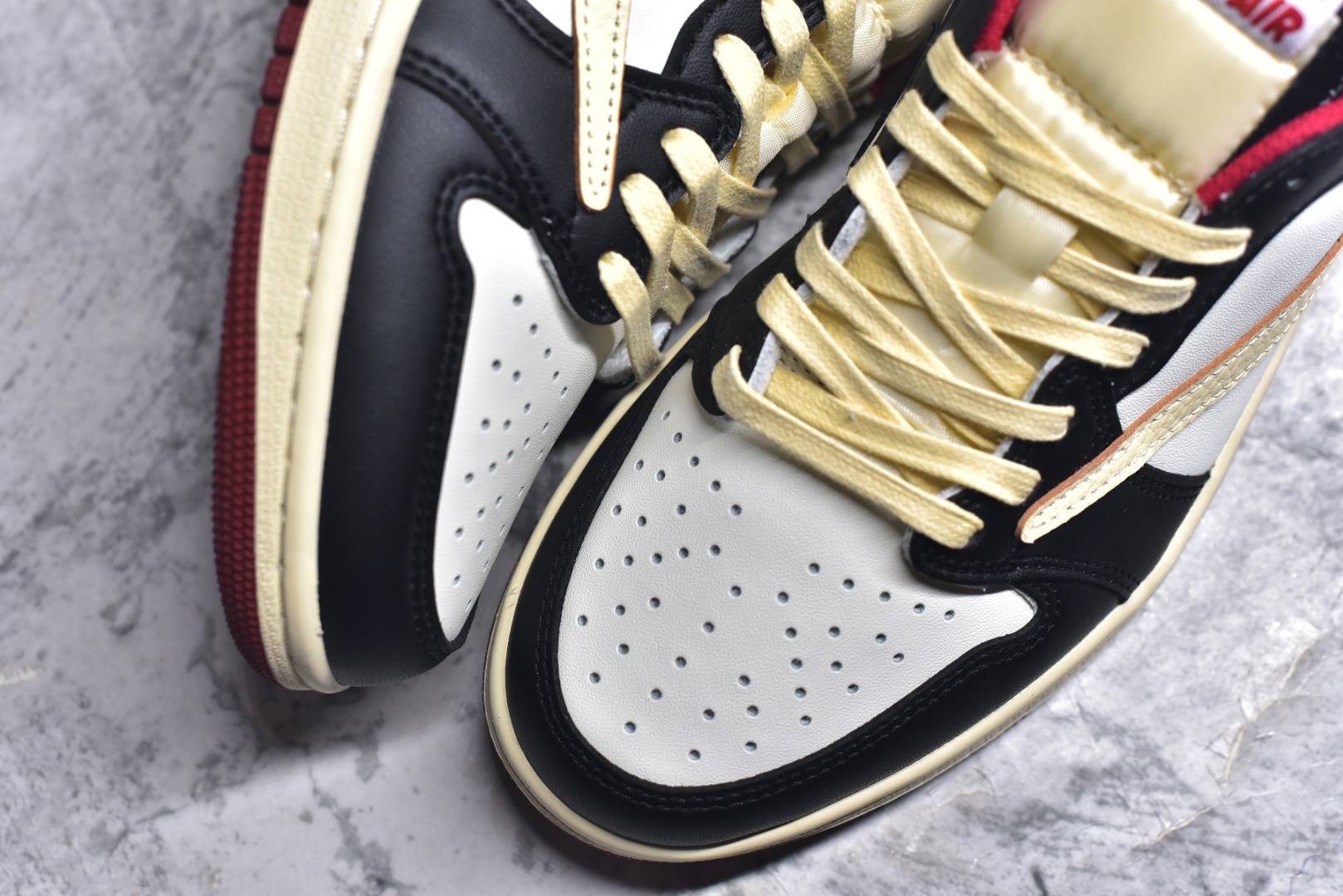 图片[8]-#Travis Scott x Air Jordan AJ1 Low OG SP TS联名10.0 白粉小麦黄倒钩低帮 DM7866-106 全系列配色 外贸特供批次 新配色不断更新开发 市场中端王者 全套原纸板楦头开发 确保原汁原味 完美呈现一代版型 一比一鞋头弧度高度鞋身弧度 此版本只针对中端市场 细节品控鞋型随意秒杀市面同价位 鞋型完美 不臃肿别扭 头层皮料加持 用料绝不含糊 进口玻璃冲刀皮料裁剪零毛边 电脑针车工艺 超高鞋面清洁度 最高QC检验标准 控制溢胶瑕疵 原盒原配 飞翼3D高频深度立体 工艺方面大到整体鞋型 漏斗收腰 底线拉帮 LOGO立体程度 小到针眼排布 载片对称 冲孔效果 鞋标规范 鞋垫背胶等等 无一不是口碑收割 每双都是一个回头客 尺码：36 36.5 37.5 38 38.5 39 40 40.5 41 42 42.5 43 44 44.5 45 46 47.5-选品中心