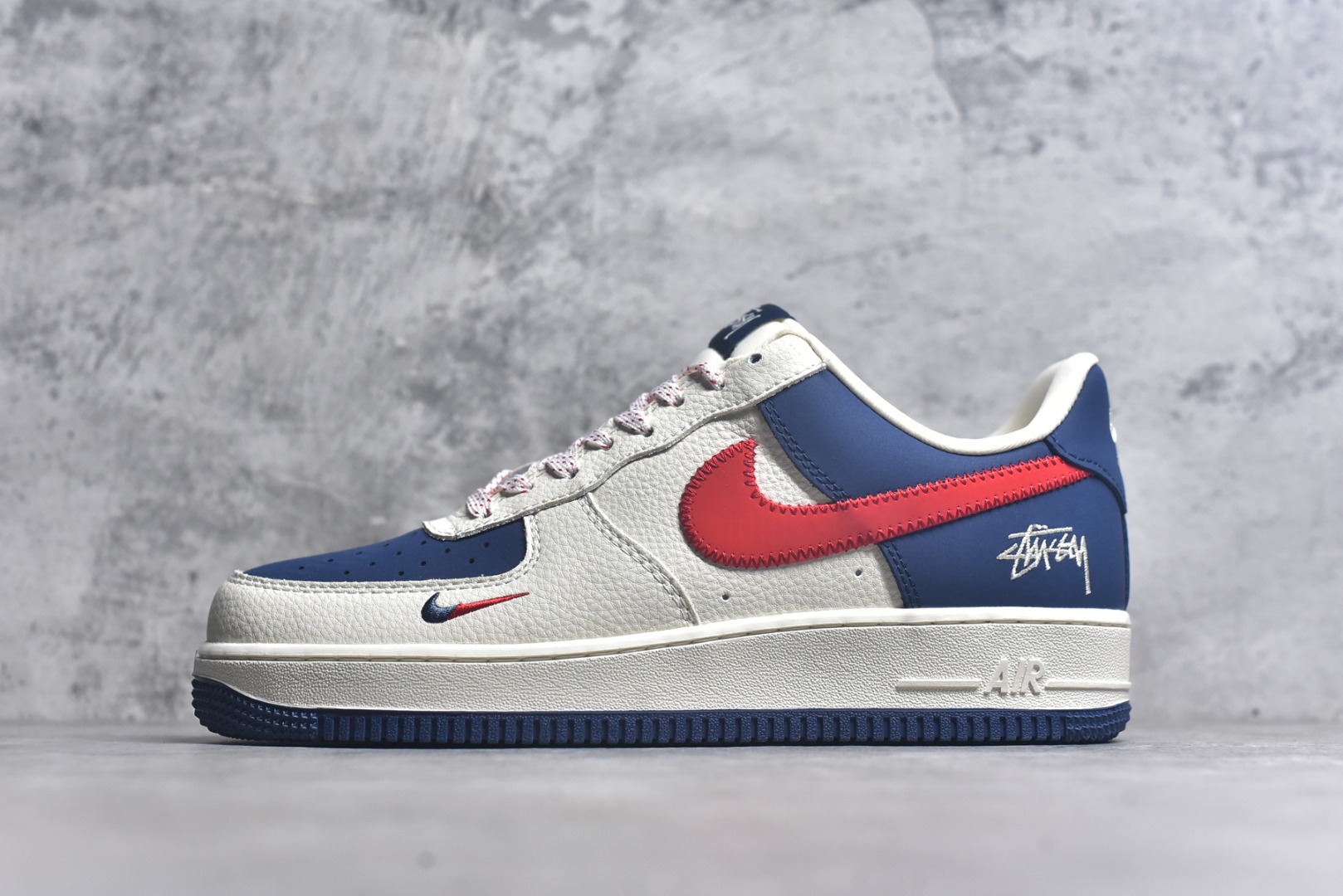 #Nike Air Force 1\’07 Low 斯图西联名 米蓝红针织勾 空军一号定制休闲板鞋 KJ1688-008 #原楦头原纸板 原装鞋盒 定制五金配件 内置全掌气垫 原厂鞋底 尺码：36 36.5 37.5 38 38.5 39 40 40.5 41 42 42.5 43 44 44.5 45 9.D4-选品中心