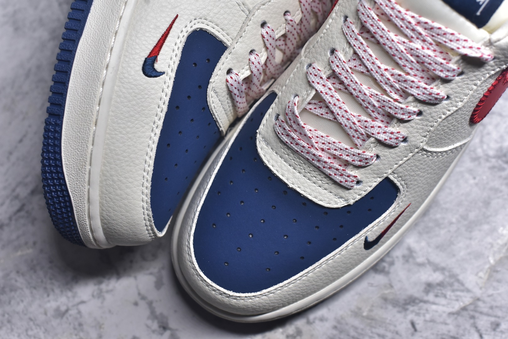 图片[8]-#Nike Air Force 1\’07 Low 斯图西联名 米蓝红针织勾 空军一号定制休闲板鞋 KJ1688-008 #原楦头原纸板 原装鞋盒 定制五金配件 内置全掌气垫 原厂鞋底 尺码：36 36.5 37.5 38 38.5 39 40 40.5 41 42 42.5 43 44 44.5 45 9.D4-选品中心
