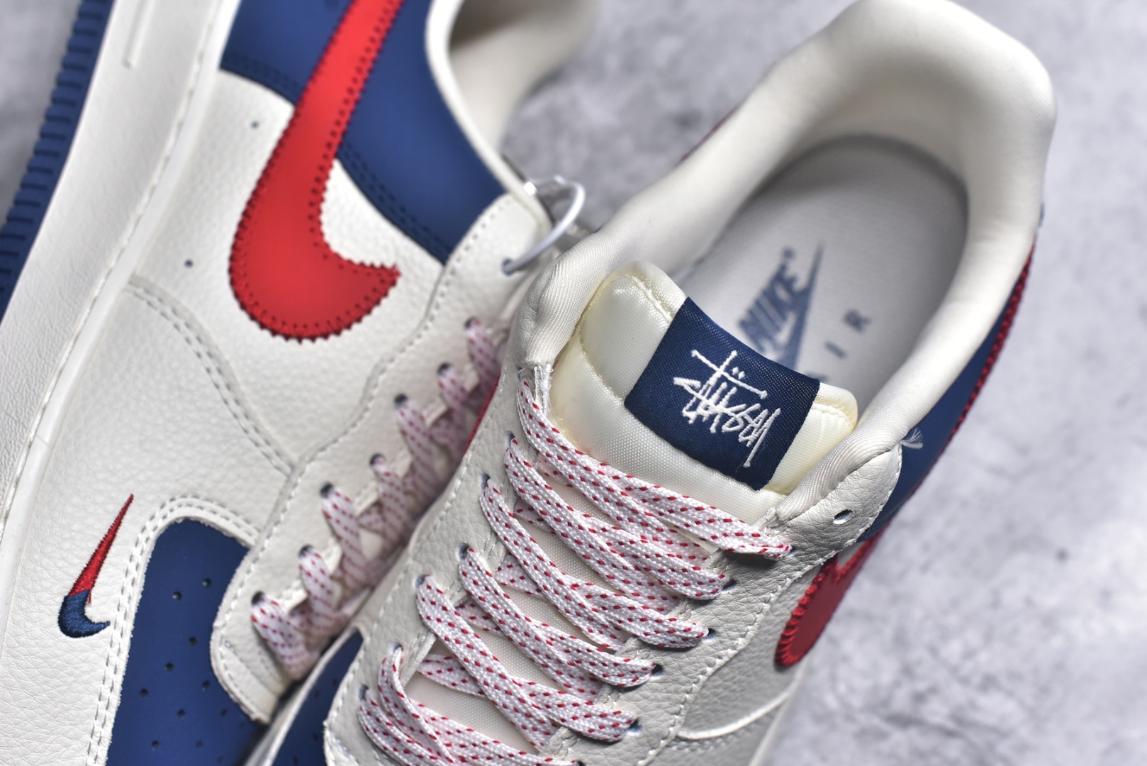图片[9]-#Nike Air Force 1\’07 Low 斯图西联名 米蓝红针织勾 空军一号定制休闲板鞋 KJ1688-008 #原楦头原纸板 原装鞋盒 定制五金配件 内置全掌气垫 原厂鞋底 尺码：36 36.5 37.5 38 38.5 39 40 40.5 41 42 42.5 43 44 44.5 45 9.D4-选品中心