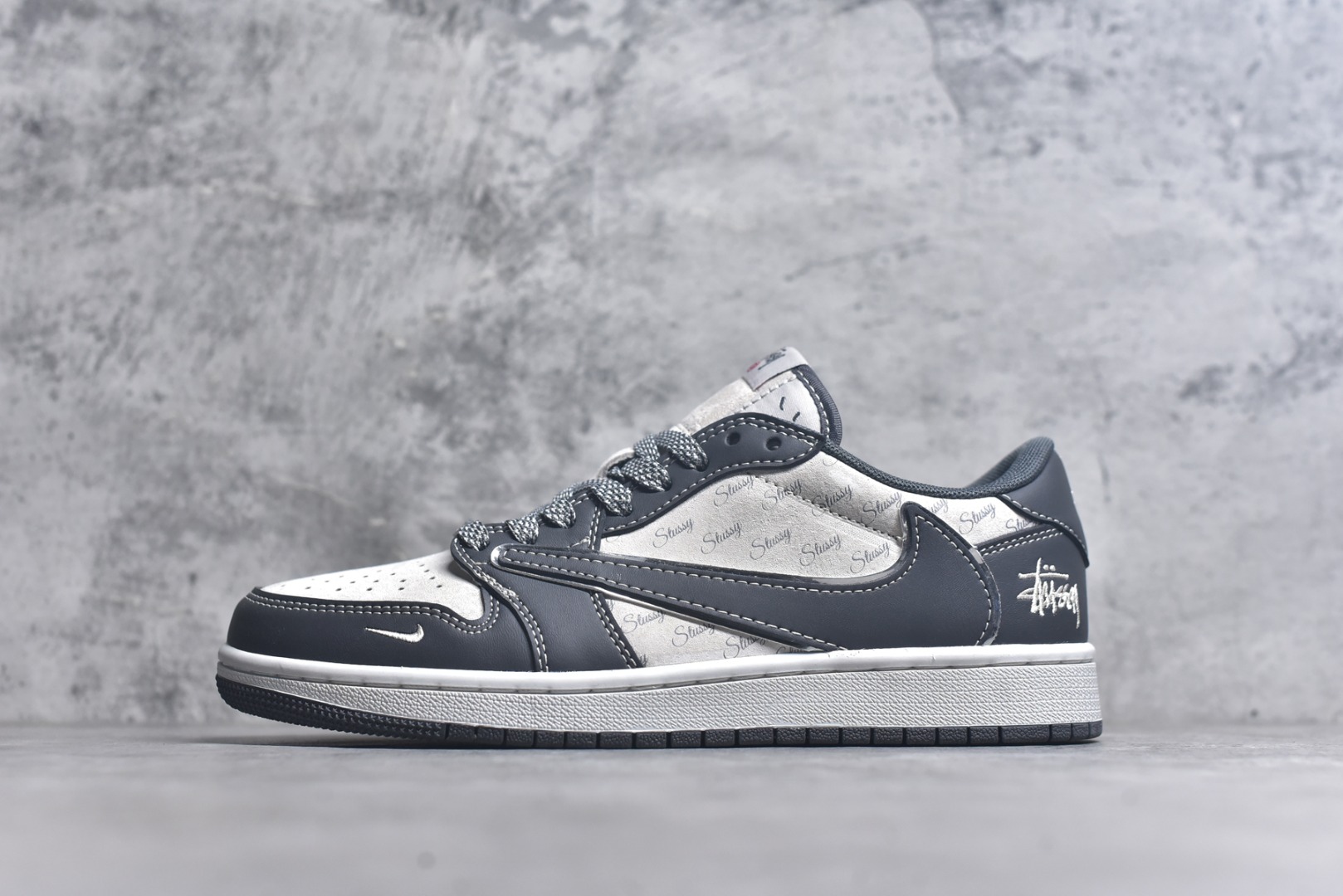 #Travis Scott x Fragment Design x Air Jordan 1 Low OG SP AJ1 乔1 斯图西联名-黑夜之影 低帮文化休闲板鞋 XZ3398-003 #多方联名合作融合了Travis Scott 独特的音乐风格，藤原浩个性的设计风格以及Jordan品牌的经典元素 使其成为一双具有独特身份和价值的鞋子 清新而立体的外观加上联名标识更突出了其独特身份 这种配色方案显示出活力和时尚感 在视觉上引人注目 鞋身的质感和细腻的细节处理使其显得高端而格调十足 这款“倒钩”联名是设计与创意完美结合 融合多方的个性风格是一款备受瞩目的潮流鞋款 尺码：36 36.5 37.5 38 38.5 39 40 40.5 41 42 42.5 43 44 44.5 45 9.E5-选品中心