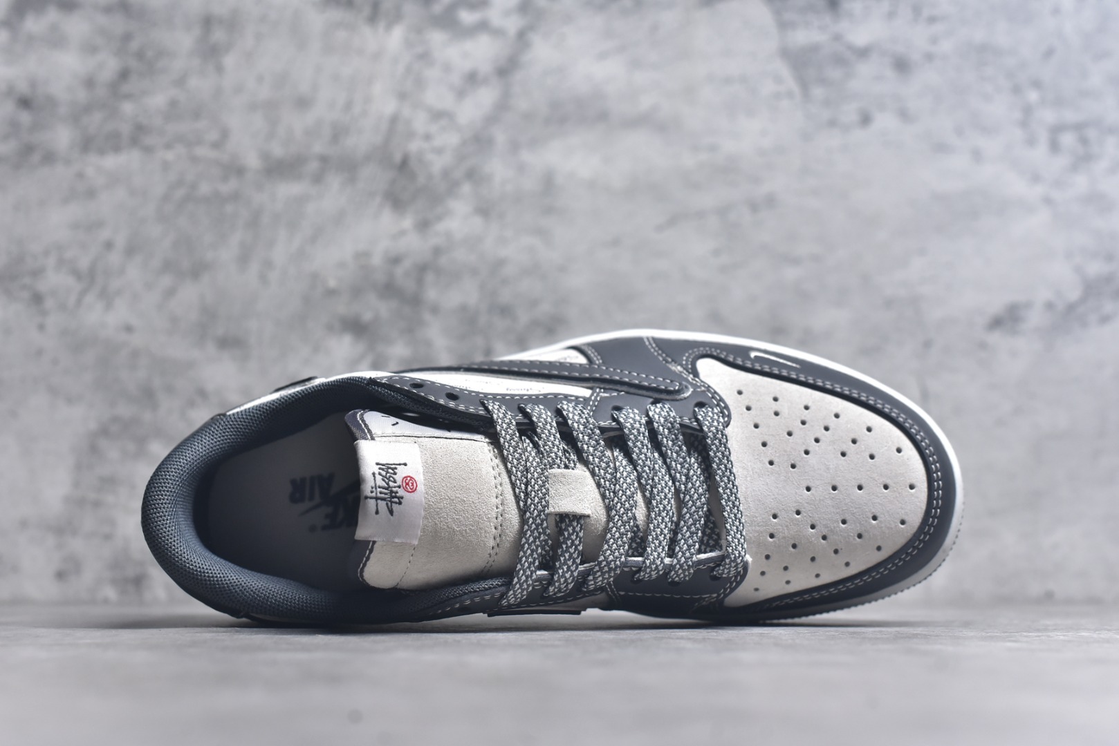 图片[4]-#Travis Scott x Fragment Design x Air Jordan 1 Low OG SP AJ1 乔1 斯图西联名-黑夜之影 低帮文化休闲板鞋 XZ3398-003 #多方联名合作融合了Travis Scott 独特的音乐风格，藤原浩个性的设计风格以及Jordan品牌的经典元素 使其成为一双具有独特身份和价值的鞋子 清新而立体的外观加上联名标识更突出了其独特身份 这种配色方案显示出活力和时尚感 在视觉上引人注目 鞋身的质感和细腻的细节处理使其显得高端而格调十足 这款“倒钩”联名是设计与创意完美结合 融合多方的个性风格是一款备受瞩目的潮流鞋款 尺码：36 36.5 37.5 38 38.5 39 40 40.5 41 42 42.5 43 44 44.5 45 9.E5-选品中心
