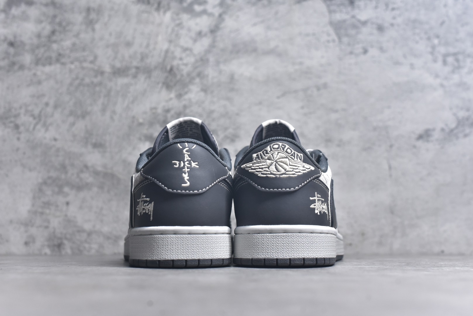 图片[5]-#Travis Scott x Fragment Design x Air Jordan 1 Low OG SP AJ1 乔1 斯图西联名-黑夜之影 低帮文化休闲板鞋 XZ3398-003 #多方联名合作融合了Travis Scott 独特的音乐风格，藤原浩个性的设计风格以及Jordan品牌的经典元素 使其成为一双具有独特身份和价值的鞋子 清新而立体的外观加上联名标识更突出了其独特身份 这种配色方案显示出活力和时尚感 在视觉上引人注目 鞋身的质感和细腻的细节处理使其显得高端而格调十足 这款“倒钩”联名是设计与创意完美结合 融合多方的个性风格是一款备受瞩目的潮流鞋款 尺码：36 36.5 37.5 38 38.5 39 40 40.5 41 42 42.5 43 44 44.5 45 9.E5-选品中心