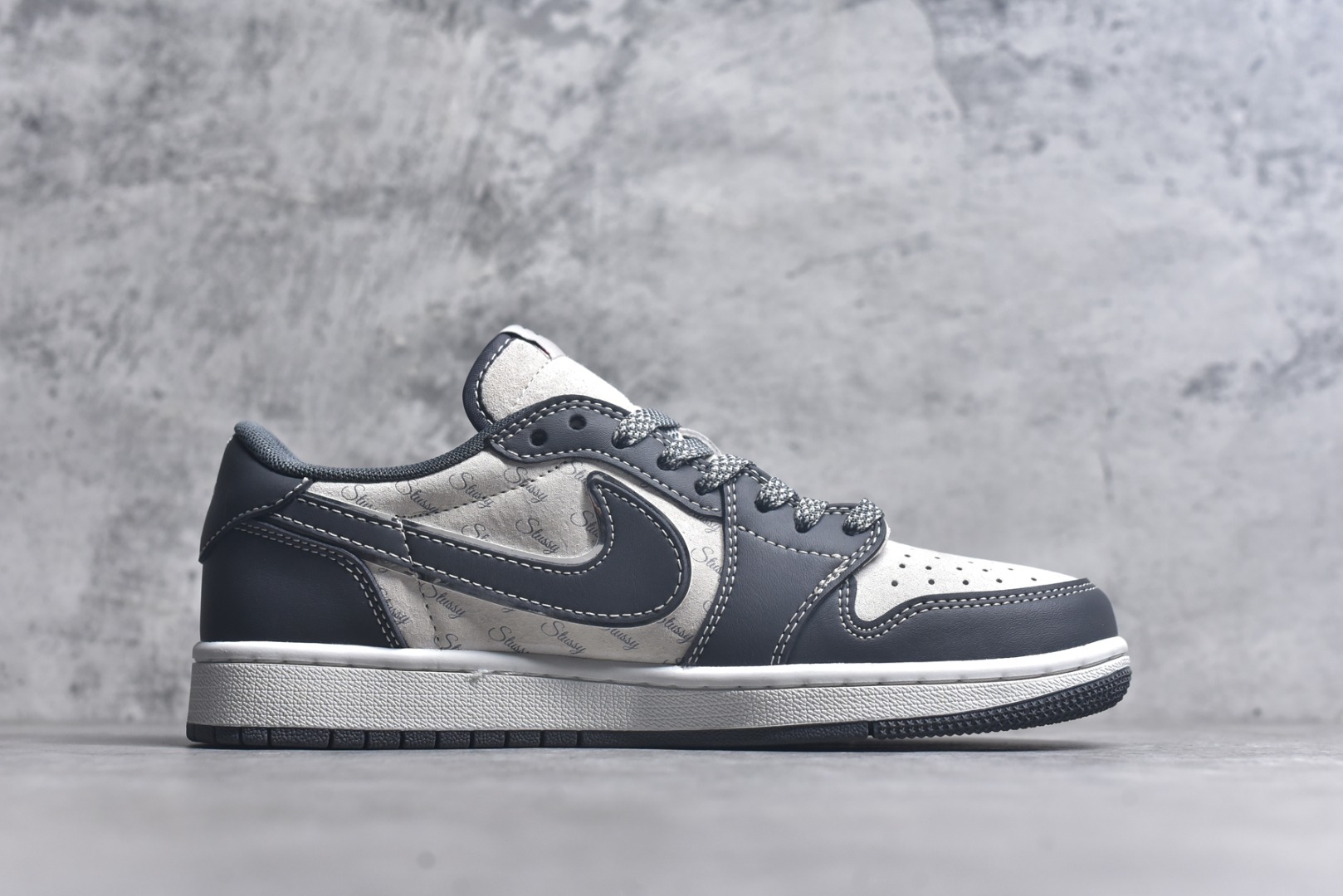 图片[3]-#Travis Scott x Fragment Design x Air Jordan 1 Low OG SP AJ1 乔1 斯图西联名-黑夜之影 低帮文化休闲板鞋 XZ3398-003 #多方联名合作融合了Travis Scott 独特的音乐风格，藤原浩个性的设计风格以及Jordan品牌的经典元素 使其成为一双具有独特身份和价值的鞋子 清新而立体的外观加上联名标识更突出了其独特身份 这种配色方案显示出活力和时尚感 在视觉上引人注目 鞋身的质感和细腻的细节处理使其显得高端而格调十足 这款“倒钩”联名是设计与创意完美结合 融合多方的个性风格是一款备受瞩目的潮流鞋款 尺码：36 36.5 37.5 38 38.5 39 40 40.5 41 42 42.5 43 44 44.5 45 9.E5-选品中心