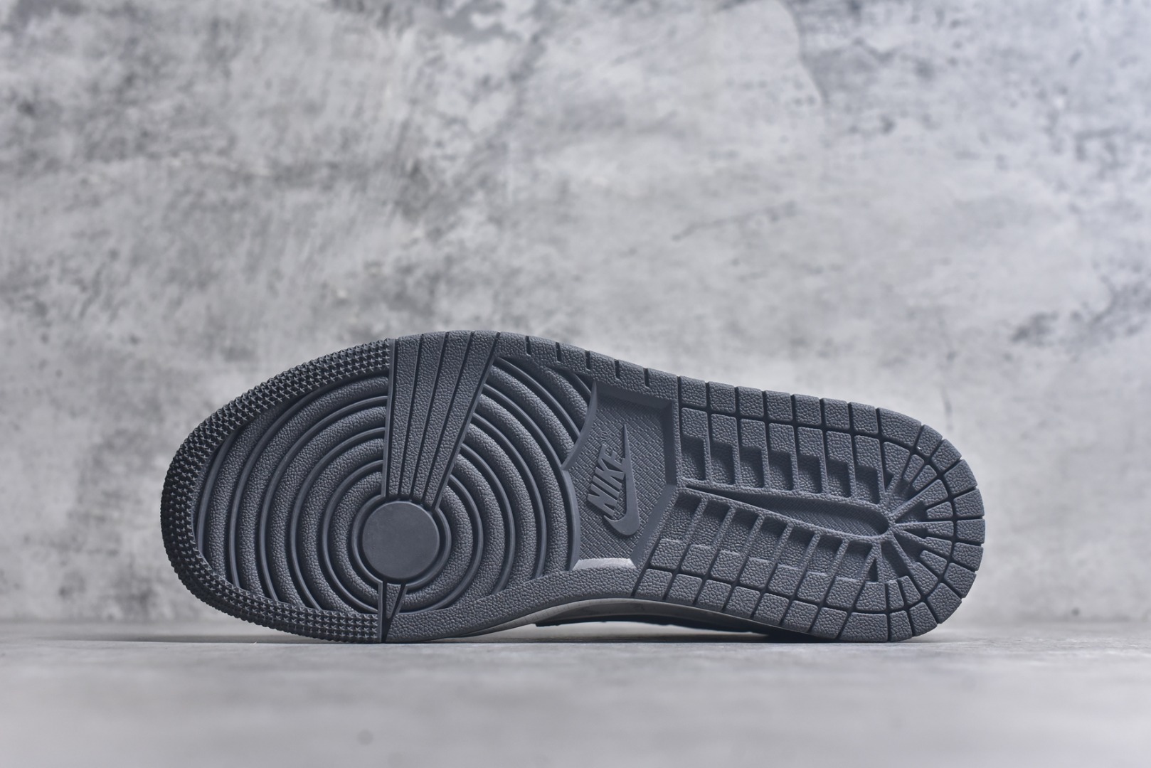 图片[6]-#Travis Scott x Fragment Design x Air Jordan 1 Low OG SP AJ1 乔1 斯图西联名-黑夜之影 低帮文化休闲板鞋 XZ3398-003 #多方联名合作融合了Travis Scott 独特的音乐风格，藤原浩个性的设计风格以及Jordan品牌的经典元素 使其成为一双具有独特身份和价值的鞋子 清新而立体的外观加上联名标识更突出了其独特身份 这种配色方案显示出活力和时尚感 在视觉上引人注目 鞋身的质感和细腻的细节处理使其显得高端而格调十足 这款“倒钩”联名是设计与创意完美结合 融合多方的个性风格是一款备受瞩目的潮流鞋款 尺码：36 36.5 37.5 38 38.5 39 40 40.5 41 42 42.5 43 44 44.5 45 9.E5-选品中心