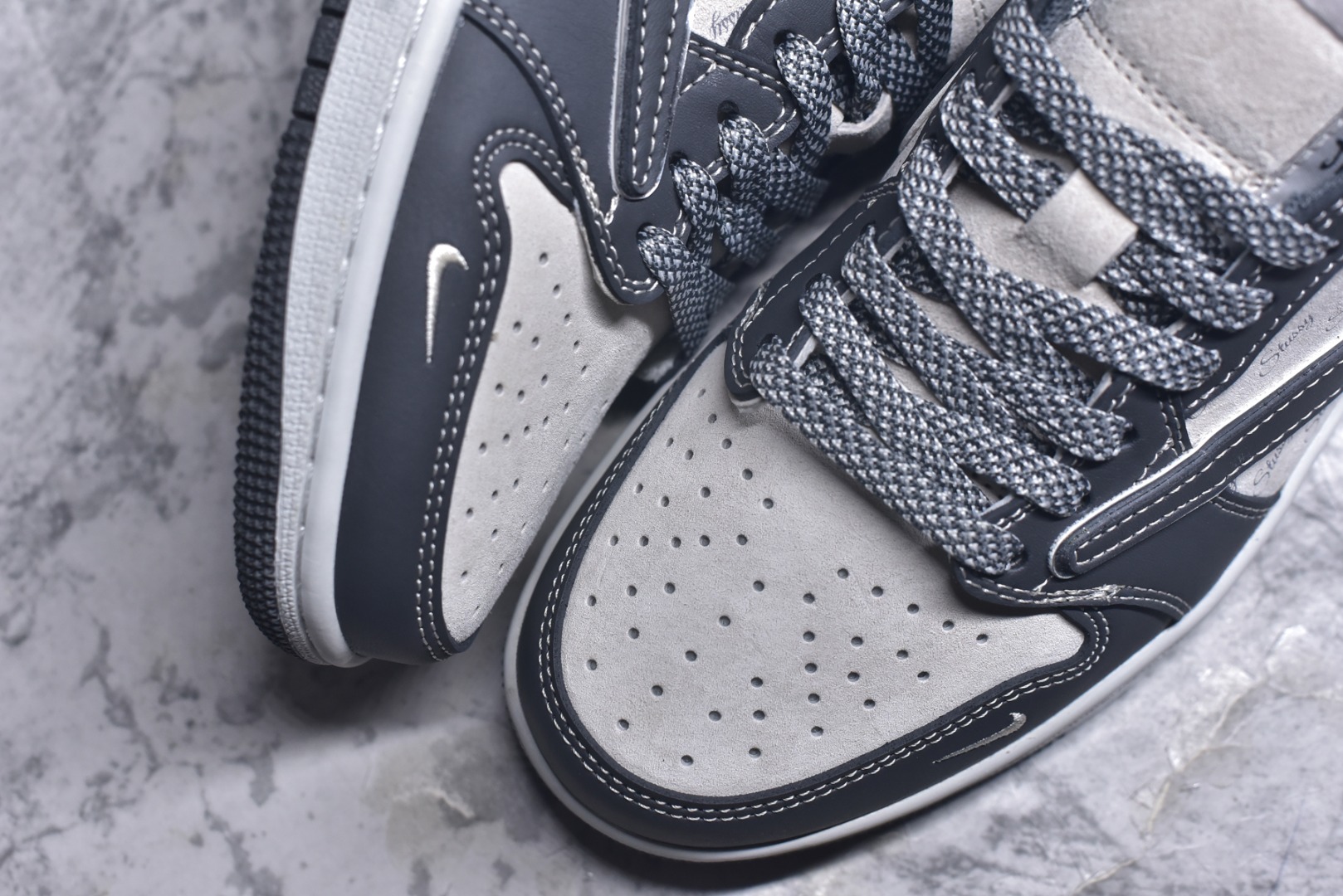 图片[8]-#Travis Scott x Fragment Design x Air Jordan 1 Low OG SP AJ1 乔1 斯图西联名-黑夜之影 低帮文化休闲板鞋 XZ3398-003 #多方联名合作融合了Travis Scott 独特的音乐风格，藤原浩个性的设计风格以及Jordan品牌的经典元素 使其成为一双具有独特身份和价值的鞋子 清新而立体的外观加上联名标识更突出了其独特身份 这种配色方案显示出活力和时尚感 在视觉上引人注目 鞋身的质感和细腻的细节处理使其显得高端而格调十足 这款“倒钩”联名是设计与创意完美结合 融合多方的个性风格是一款备受瞩目的潮流鞋款 尺码：36 36.5 37.5 38 38.5 39 40 40.5 41 42 42.5 43 44 44.5 45 9.E5-选品中心