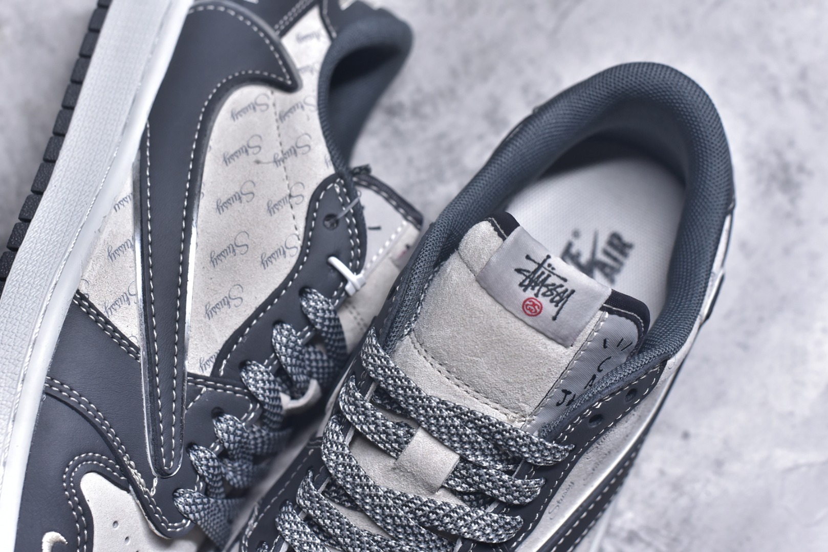 图片[9]-#Travis Scott x Fragment Design x Air Jordan 1 Low OG SP AJ1 乔1 斯图西联名-黑夜之影 低帮文化休闲板鞋 XZ3398-003 #多方联名合作融合了Travis Scott 独特的音乐风格，藤原浩个性的设计风格以及Jordan品牌的经典元素 使其成为一双具有独特身份和价值的鞋子 清新而立体的外观加上联名标识更突出了其独特身份 这种配色方案显示出活力和时尚感 在视觉上引人注目 鞋身的质感和细腻的细节处理使其显得高端而格调十足 这款“倒钩”联名是设计与创意完美结合 融合多方的个性风格是一款备受瞩目的潮流鞋款 尺码：36 36.5 37.5 38 38.5 39 40 40.5 41 42 42.5 43 44 44.5 45 9.E5-选品中心