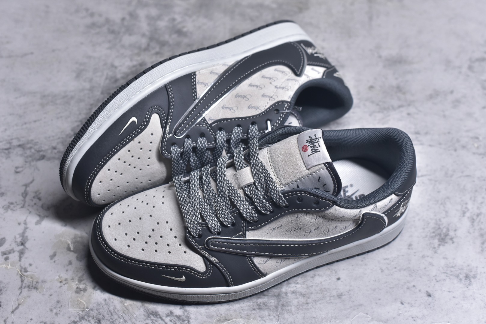 图片[7]-#Travis Scott x Fragment Design x Air Jordan 1 Low OG SP AJ1 乔1 斯图西联名-黑夜之影 低帮文化休闲板鞋 XZ3398-003 #多方联名合作融合了Travis Scott 独特的音乐风格，藤原浩个性的设计风格以及Jordan品牌的经典元素 使其成为一双具有独特身份和价值的鞋子 清新而立体的外观加上联名标识更突出了其独特身份 这种配色方案显示出活力和时尚感 在视觉上引人注目 鞋身的质感和细腻的细节处理使其显得高端而格调十足 这款“倒钩”联名是设计与创意完美结合 融合多方的个性风格是一款备受瞩目的潮流鞋款 尺码：36 36.5 37.5 38 38.5 39 40 40.5 41 42 42.5 43 44 44.5 45 9.E5-选品中心