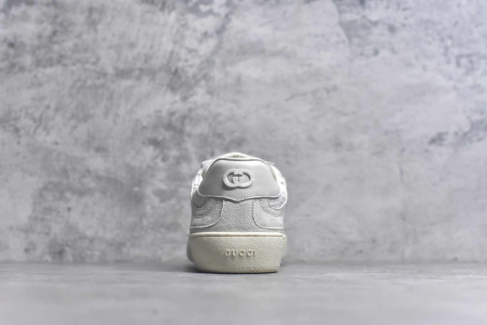 图片[5]-#GUCCI 古驰 Interlocking 圆头系带系列 男女同款 广东原产 升级官方最新全套专柜星座配件及包装物(附送官方快递加固包装盒!!) 采用进口反毛皮材质 超软皮内里灌注缓震PU脚垫 高工艺无缝细空胶技术 贴楦误差0.05mm 鞋底采用固特异内外锁死工艺#外置TPU防变形色块耐磨橡胶外底 完美融合复古元素与街头潮流 尺码：35-40-选品中心