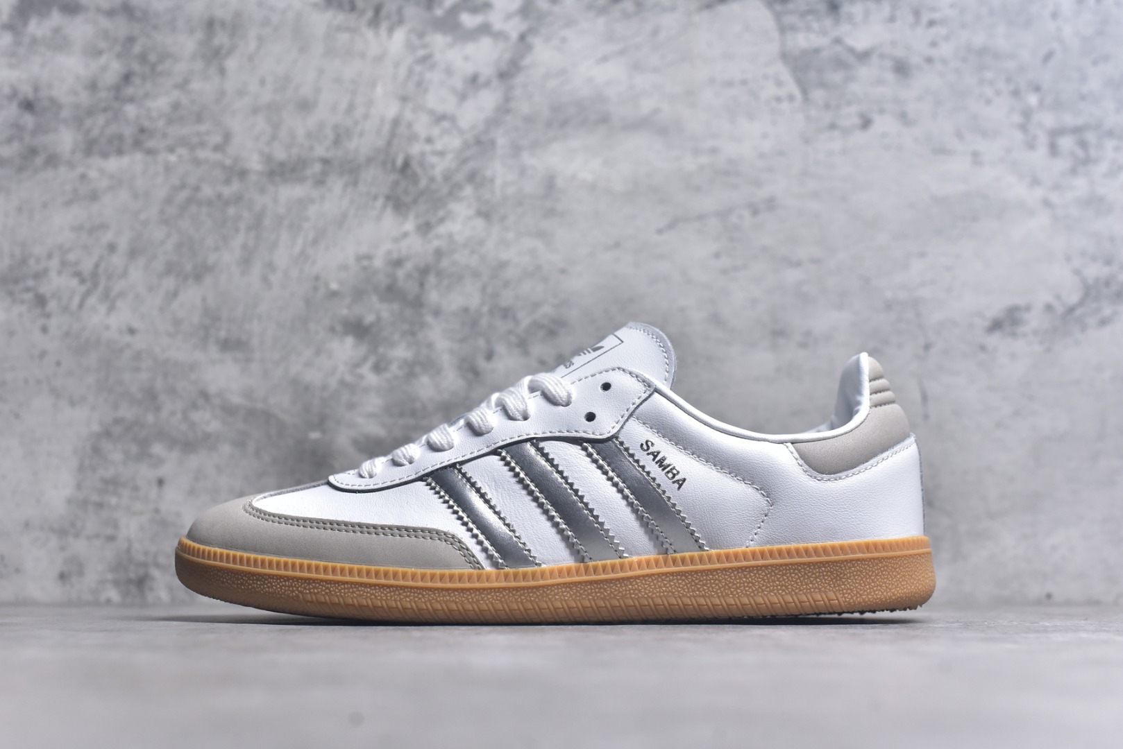#AD Original Samba OG 复古经典轻便板鞋 JI2725 口碑大厂出品 品控大底版型不断改良更新 全套原纸板楦头开发 确保原汁原味 完美呈现桑巴版型 一比一鞋头弧度高度鞋身弧度 此版本只针对中端市场 皮料材质有所更替 其他数据细节工艺流程均保持一致 绝不口嗨 细节品控鞋型随意对比 正确烫金高频细节 原装纳米超迁皮料 独家私模橡胶大底 原盒原配 这款桑巴鞋展示了高质量的工艺 带有装饰的超锁缝制和无缝的手感 柔软、柔软的皮革造型和标志性的3条纹完成了精致的外观 正规合身鞋带 鞋面上有绒面鞋垫 橡胶鞋底 享受正畸套筒软感 自50年代首次亮相以来就一直在赢得粉丝的青睐 尺码：35.5 36 36.5 37.5 38 38.5 39 40 40.5 41 42 42.5 43 44 44.5 45-选品中心