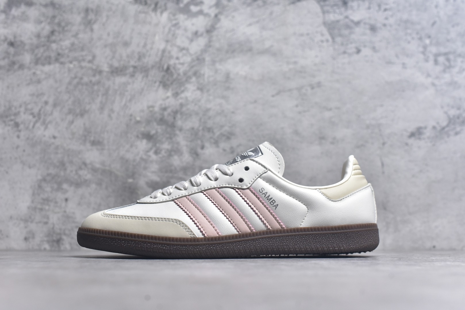 #AD Original Samba OG 复古经典轻便板鞋 IH2751 这款桑巴鞋展示了高质量的工艺 带有装饰的超锁缝制和无缝的手感 柔软、柔软的皮革造型和标志性的3条纹完成了精致的外观 正规合身鞋带 鞋面上有绒面鞋垫 橡胶鞋底 享受正畸套筒软感 自50年代首次亮相以来就一直在赢得粉丝的青睐 尺码：36 36.5 37.5 38 38.5 39 40 40.5 41 42 42.5 43 44 44.5 45-选品中心