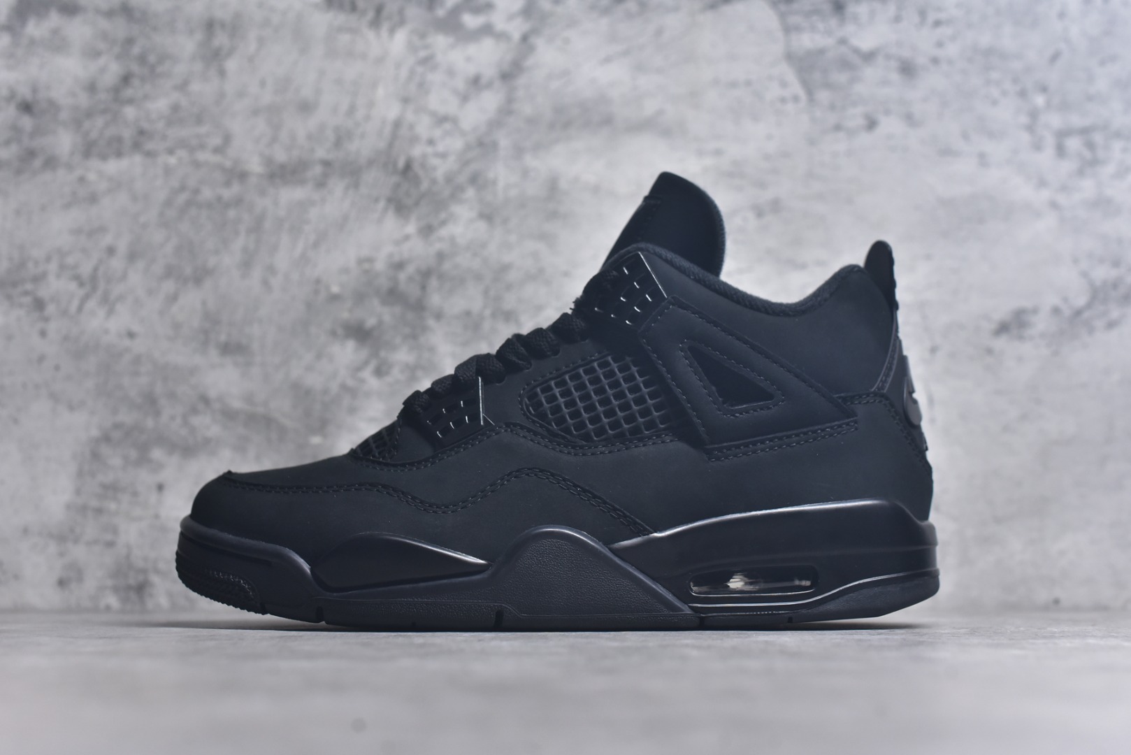 #Air Jordan 4 Retro AJ4 乔4黑猫2.0 FV5029-010 全新批次 重点区分市面 唯一正确细节 后跟饰片中心位置有合模线 超弹硅胶材质 内层不织布补强 补强为硅胶提供更强耐久性 避免断裂 圈内最强四代 耗时半年巨作 全套原纸板楦头开发 原厂特供皮料加持 确保原汁原味 完美呈现四代版型 一比一鞋头弧度高度鞋身弧度 数据细节工艺流程均保持原鞋一致 原厂TPU网格鞋带扣 正确内里网布 菱角分明不变形无多余毛边 柔软性质感一致于原鞋 市场唯一原厂鞋扣模具 背面可见隐藏注塑口 原厂织唛标 原厂飞人电绣工艺 尾指中部跳三针 独家绑鞋带手法 印刷中底布 四线拉帮 米色美纹纸贴合固定 进口港宝加持 后跟自然饱满 全鞋荧光划线卡点 追求极致完美 每一双都是工艺品 多重QC质检 超越公司货的品控标准 实实在在的免检产品 尺码：40 40.5 41 42 42.5 43 44 44.5 45 45.5 46 47.5 48.5-选品中心