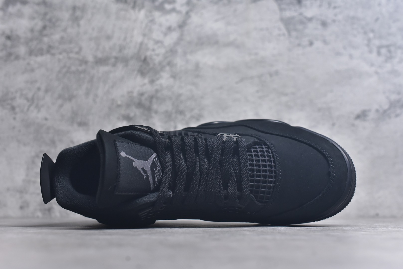 图片[4]-#Air Jordan 4 Retro AJ4 乔4黑猫2.0 FV5029-010 全新批次 重点区分市面 唯一正确细节 后跟饰片中心位置有合模线 超弹硅胶材质 内层不织布补强 补强为硅胶提供更强耐久性 避免断裂 圈内最强四代 耗时半年巨作 全套原纸板楦头开发 原厂特供皮料加持 确保原汁原味 完美呈现四代版型 一比一鞋头弧度高度鞋身弧度 数据细节工艺流程均保持原鞋一致 原厂TPU网格鞋带扣 正确内里网布 菱角分明不变形无多余毛边 柔软性质感一致于原鞋 市场唯一原厂鞋扣模具 背面可见隐藏注塑口 原厂织唛标 原厂飞人电绣工艺 尾指中部跳三针 独家绑鞋带手法 印刷中底布 四线拉帮 米色美纹纸贴合固定 进口港宝加持 后跟自然饱满 全鞋荧光划线卡点 追求极致完美 每一双都是工艺品 多重QC质检 超越公司货的品控标准 实实在在的免检产品 尺码：40 40.5 41 42 42.5 43 44 44.5 45 45.5 46 47.5 48.5-选品中心