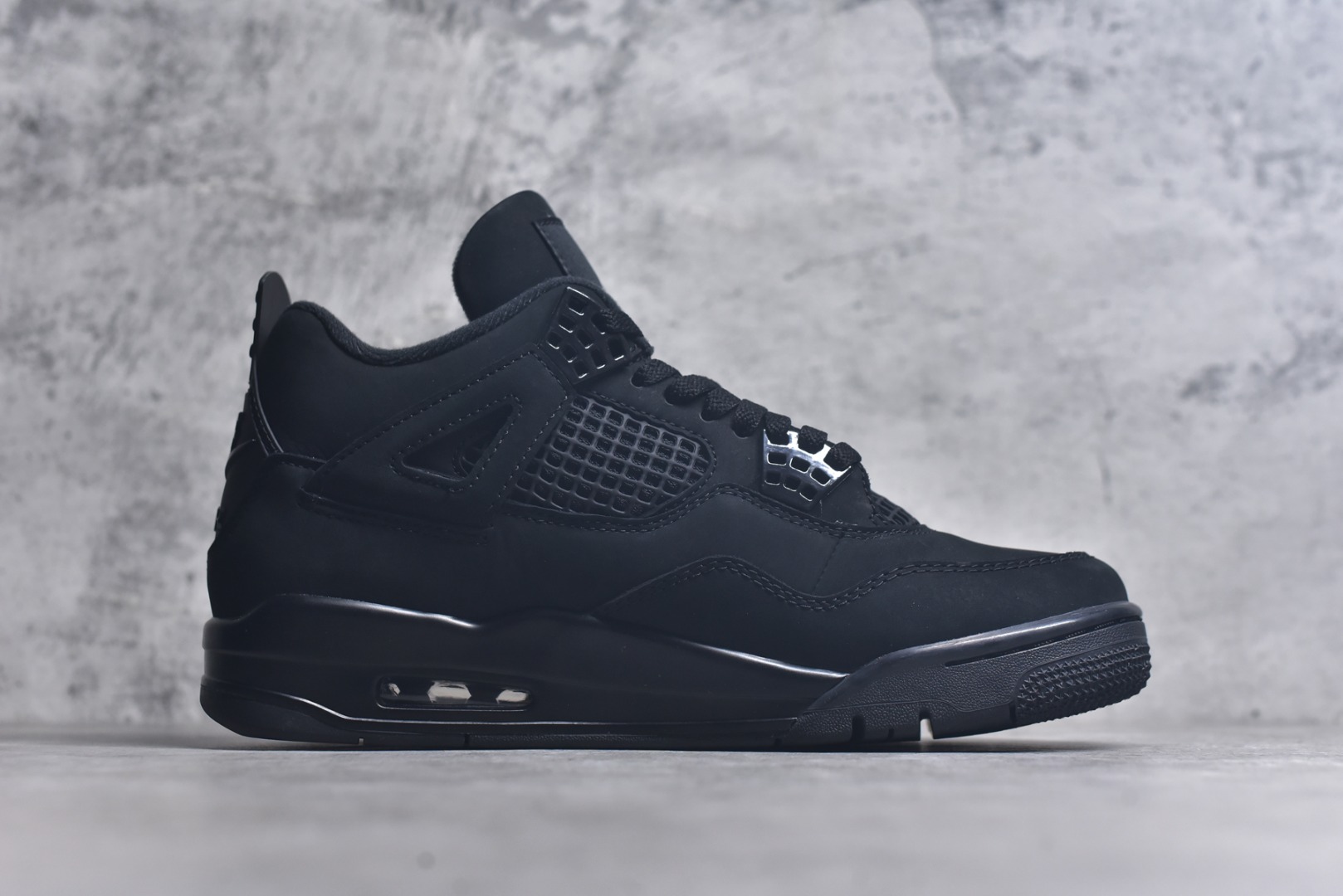 图片[3]-#Air Jordan 4 Retro AJ4 乔4黑猫2.0 FV5029-010 全新批次 重点区分市面 唯一正确细节 后跟饰片中心位置有合模线 超弹硅胶材质 内层不织布补强 补强为硅胶提供更强耐久性 避免断裂 圈内最强四代 耗时半年巨作 全套原纸板楦头开发 原厂特供皮料加持 确保原汁原味 完美呈现四代版型 一比一鞋头弧度高度鞋身弧度 数据细节工艺流程均保持原鞋一致 原厂TPU网格鞋带扣 正确内里网布 菱角分明不变形无多余毛边 柔软性质感一致于原鞋 市场唯一原厂鞋扣模具 背面可见隐藏注塑口 原厂织唛标 原厂飞人电绣工艺 尾指中部跳三针 独家绑鞋带手法 印刷中底布 四线拉帮 米色美纹纸贴合固定 进口港宝加持 后跟自然饱满 全鞋荧光划线卡点 追求极致完美 每一双都是工艺品 多重QC质检 超越公司货的品控标准 实实在在的免检产品 尺码：40 40.5 41 42 42.5 43 44 44.5 45 45.5 46 47.5 48.5-选品中心