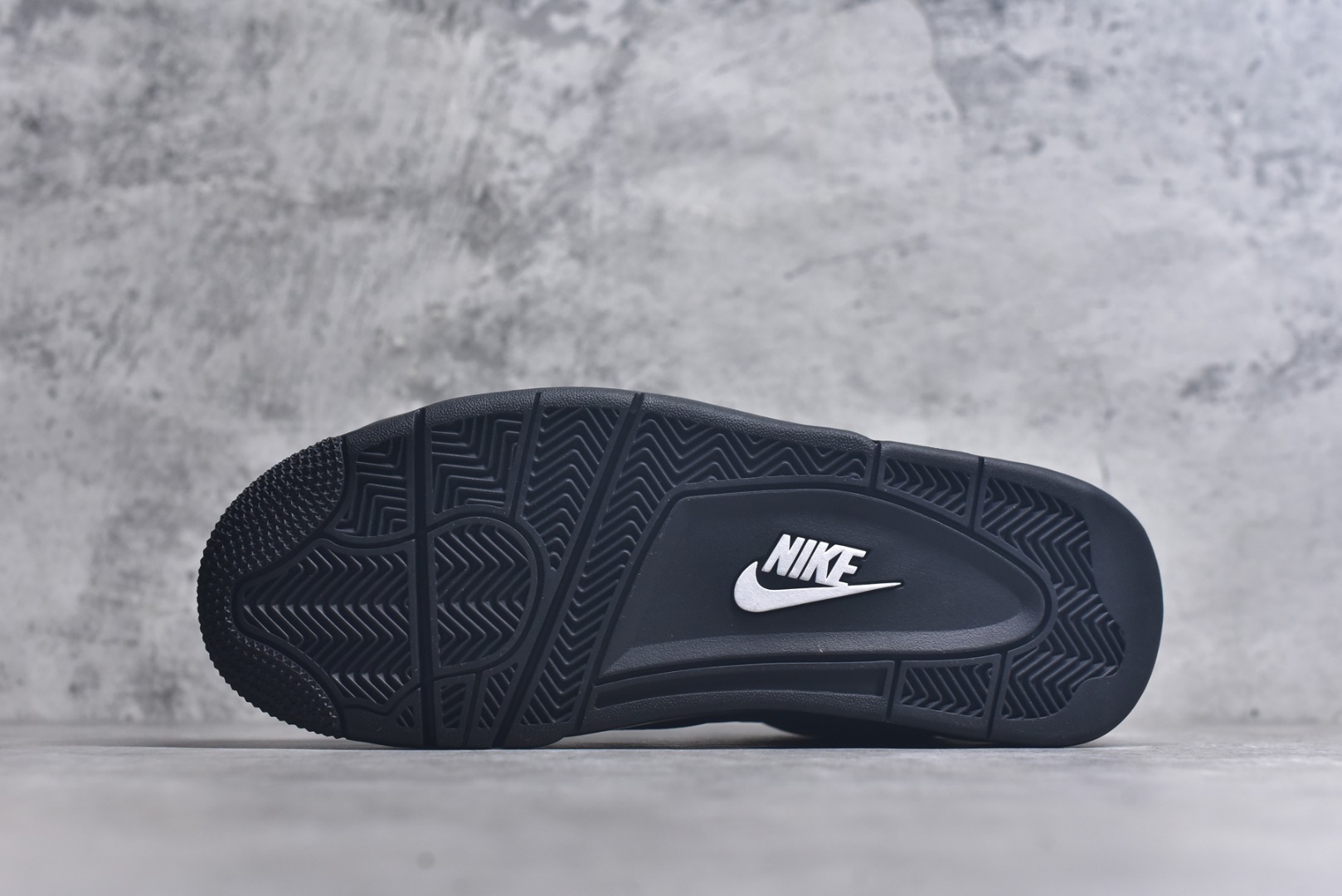 图片[6]-#Air Jordan 4 Retro AJ4 乔4黑猫2.0 FV5029-010 全新批次 重点区分市面 唯一正确细节 后跟饰片中心位置有合模线 超弹硅胶材质 内层不织布补强 补强为硅胶提供更强耐久性 避免断裂 圈内最强四代 耗时半年巨作 全套原纸板楦头开发 原厂特供皮料加持 确保原汁原味 完美呈现四代版型 一比一鞋头弧度高度鞋身弧度 数据细节工艺流程均保持原鞋一致 原厂TPU网格鞋带扣 正确内里网布 菱角分明不变形无多余毛边 柔软性质感一致于原鞋 市场唯一原厂鞋扣模具 背面可见隐藏注塑口 原厂织唛标 原厂飞人电绣工艺 尾指中部跳三针 独家绑鞋带手法 印刷中底布 四线拉帮 米色美纹纸贴合固定 进口港宝加持 后跟自然饱满 全鞋荧光划线卡点 追求极致完美 每一双都是工艺品 多重QC质检 超越公司货的品控标准 实实在在的免检产品 尺码：40 40.5 41 42 42.5 43 44 44.5 45 45.5 46 47.5 48.5-选品中心