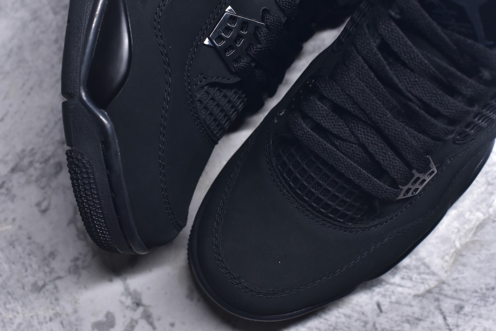 图片[8]-#Air Jordan 4 Retro AJ4 乔4黑猫2.0 FV5029-010 全新批次 重点区分市面 唯一正确细节 后跟饰片中心位置有合模线 超弹硅胶材质 内层不织布补强 补强为硅胶提供更强耐久性 避免断裂 圈内最强四代 耗时半年巨作 全套原纸板楦头开发 原厂特供皮料加持 确保原汁原味 完美呈现四代版型 一比一鞋头弧度高度鞋身弧度 数据细节工艺流程均保持原鞋一致 原厂TPU网格鞋带扣 正确内里网布 菱角分明不变形无多余毛边 柔软性质感一致于原鞋 市场唯一原厂鞋扣模具 背面可见隐藏注塑口 原厂织唛标 原厂飞人电绣工艺 尾指中部跳三针 独家绑鞋带手法 印刷中底布 四线拉帮 米色美纹纸贴合固定 进口港宝加持 后跟自然饱满 全鞋荧光划线卡点 追求极致完美 每一双都是工艺品 多重QC质检 超越公司货的品控标准 实实在在的免检产品 尺码：40 40.5 41 42 42.5 43 44 44.5 45 45.5 46 47.5 48.5-选品中心