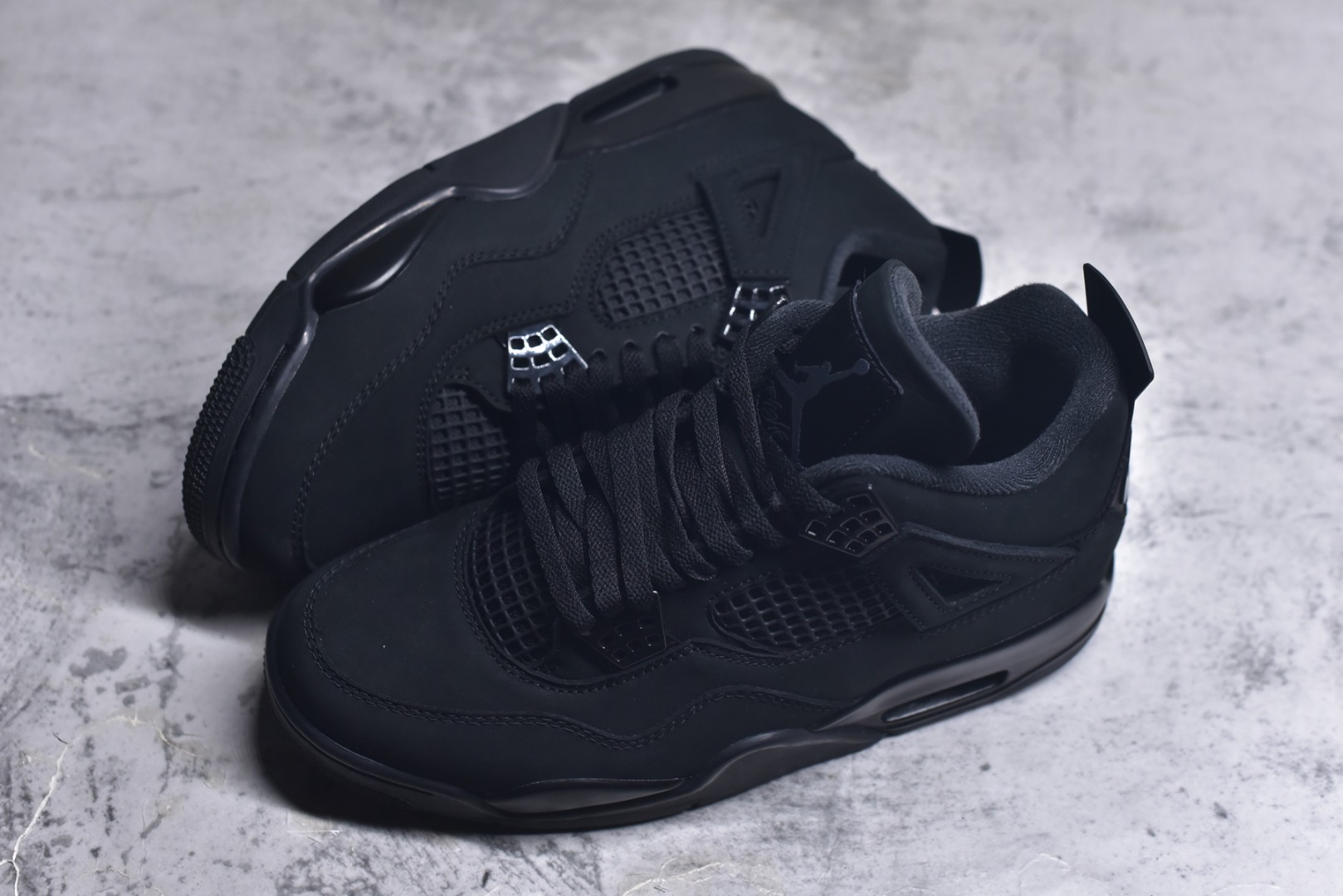 图片[7]-#Air Jordan 4 Retro AJ4 乔4黑猫2.0 FV5029-010 全新批次 重点区分市面 唯一正确细节 后跟饰片中心位置有合模线 超弹硅胶材质 内层不织布补强 补强为硅胶提供更强耐久性 避免断裂 圈内最强四代 耗时半年巨作 全套原纸板楦头开发 原厂特供皮料加持 确保原汁原味 完美呈现四代版型 一比一鞋头弧度高度鞋身弧度 数据细节工艺流程均保持原鞋一致 原厂TPU网格鞋带扣 正确内里网布 菱角分明不变形无多余毛边 柔软性质感一致于原鞋 市场唯一原厂鞋扣模具 背面可见隐藏注塑口 原厂织唛标 原厂飞人电绣工艺 尾指中部跳三针 独家绑鞋带手法 印刷中底布 四线拉帮 米色美纹纸贴合固定 进口港宝加持 后跟自然饱满 全鞋荧光划线卡点 追求极致完美 每一双都是工艺品 多重QC质检 超越公司货的品控标准 实实在在的免检产品 尺码：40 40.5 41 42 42.5 43 44 44.5 45 45.5 46 47.5 48.5-选品中心