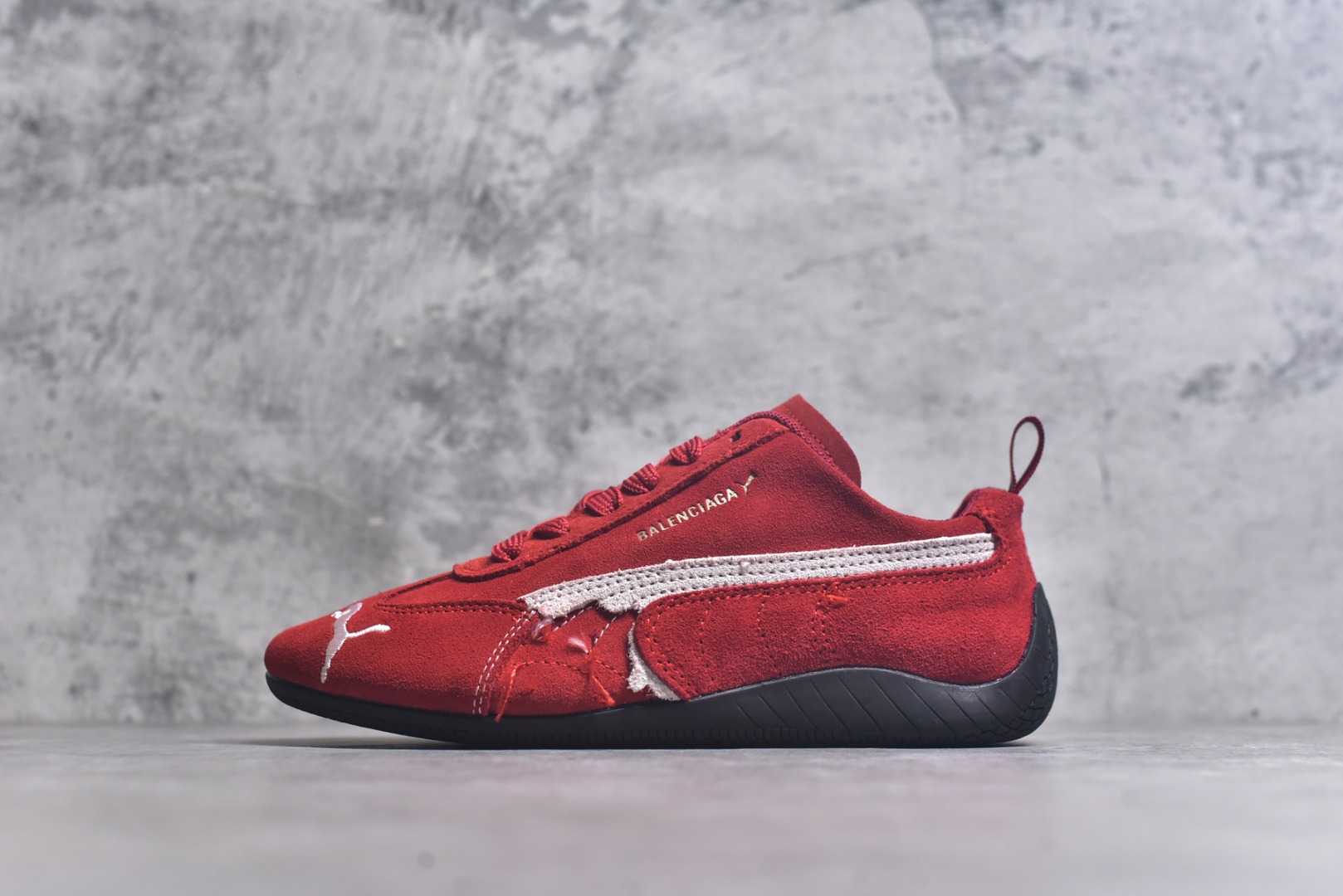 #巴黎世家联名款Balenciaga The Open Product x Puma Speedcat 极速赛车系列彪马低帮生活休闲鞋 原装档案原数据纸版楦型 采用原厂固色翻毛皮鞋面材质 二次成型\’猛帮\’成型工艺 全球知名运动品牌PUMA宝马赛车系列，融合了宝马车队的标志性配色，以趣味十足又前卫复古的设计引领潮流，将赛道精神融入街头时尚，开启前卫竞速之旅。自1978年巴伐利亚车队走上世界舞台，宝马赛车就在全球汽车制造和赛车运动领域留下了浓墨重彩的一笔。全新的两款BMW MMS Roma与BMW MMS Speedboat鞋款，均从宝马车型中汲取灵感。以黑或白为底色，融入经典配色，主打前卫复古风。Roma鞋款的鞋侧以复古的流线造型，缀以宝马经典Logo，巧妙吸睛；而Speedcat鞋款以亮眼三色条纹元素缀以舒适鞋面，赋予了独特的个性美学，演绎赛车的无尽能量 货号 406519 03 尺码 36 37 38 39 40 41 42 43 44 45-选品中心