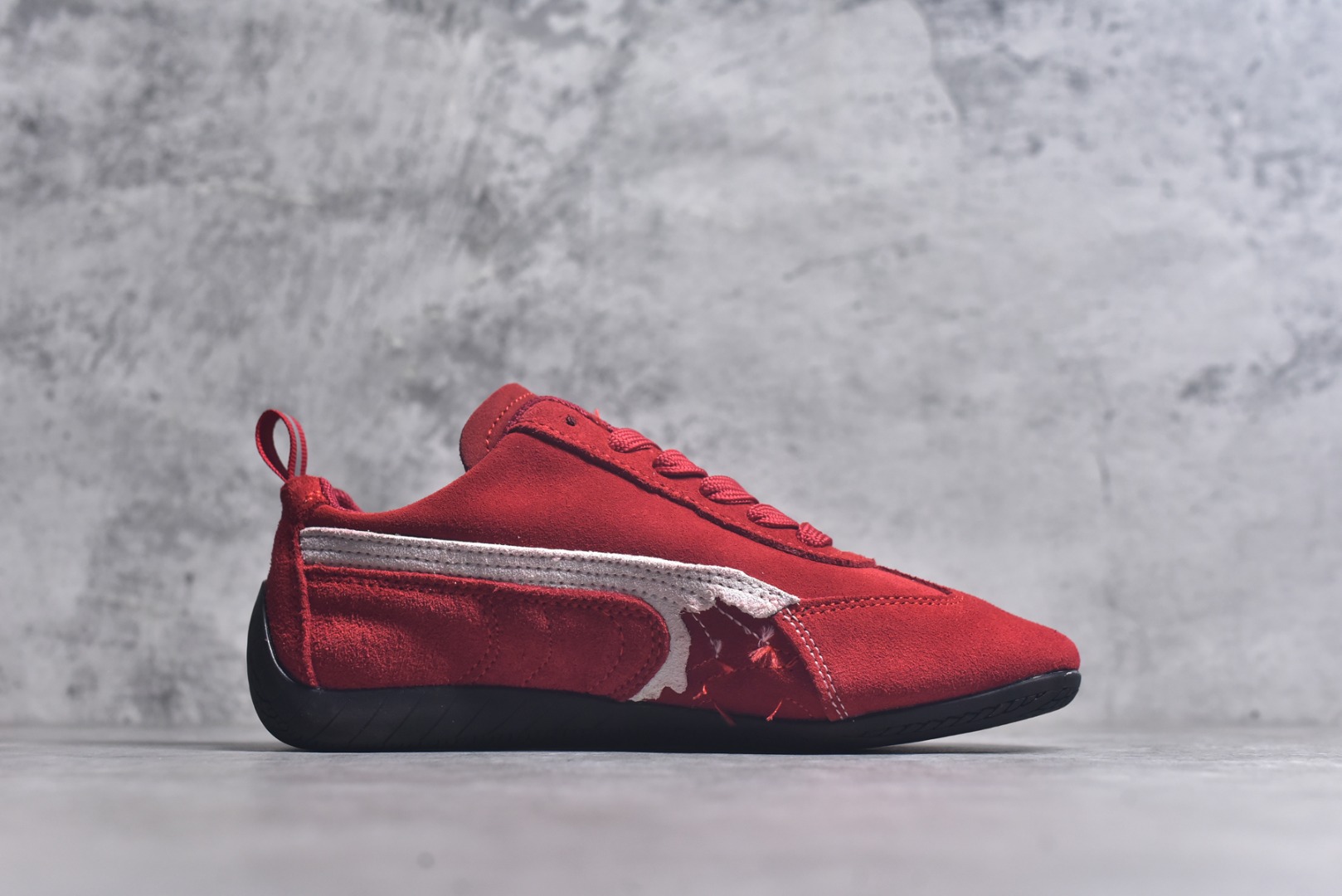 图片[3]-#巴黎世家联名款Balenciaga The Open Product x Puma Speedcat 极速赛车系列彪马低帮生活休闲鞋 原装档案原数据纸版楦型 采用原厂固色翻毛皮鞋面材质 二次成型\’猛帮\’成型工艺 全球知名运动品牌PUMA宝马赛车系列，融合了宝马车队的标志性配色，以趣味十足又前卫复古的设计引领潮流，将赛道精神融入街头时尚，开启前卫竞速之旅。自1978年巴伐利亚车队走上世界舞台，宝马赛车就在全球汽车制造和赛车运动领域留下了浓墨重彩的一笔。全新的两款BMW MMS Roma与BMW MMS Speedboat鞋款，均从宝马车型中汲取灵感。以黑或白为底色，融入经典配色，主打前卫复古风。Roma鞋款的鞋侧以复古的流线造型，缀以宝马经典Logo，巧妙吸睛；而Speedcat鞋款以亮眼三色条纹元素缀以舒适鞋面，赋予了独特的个性美学，演绎赛车的无尽能量 货号 406519 03 尺码 36 37 38 39 40 41 42 43 44 45-选品中心