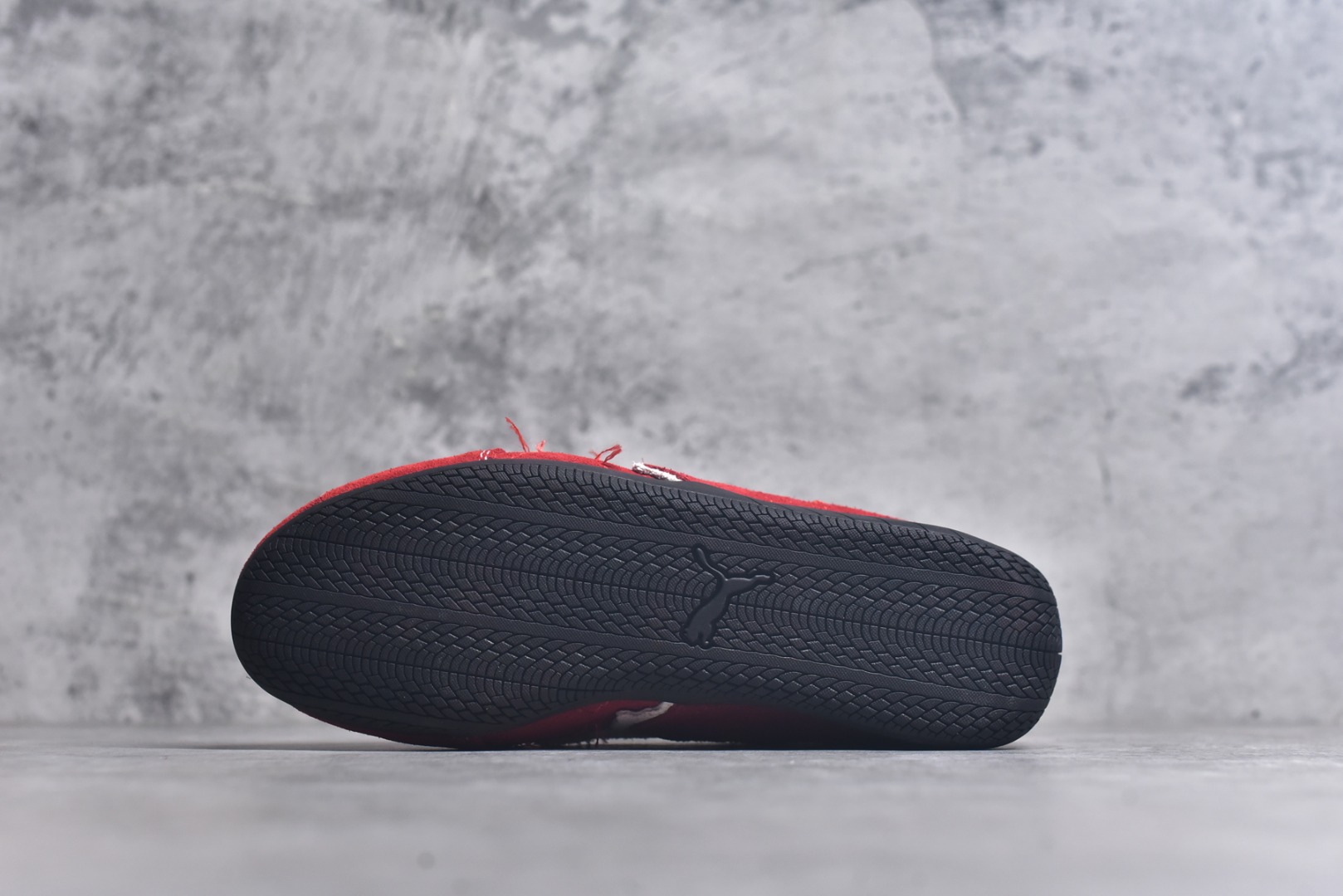 图片[6]-#巴黎世家联名款Balenciaga The Open Product x Puma Speedcat 极速赛车系列彪马低帮生活休闲鞋 原装档案原数据纸版楦型 采用原厂固色翻毛皮鞋面材质 二次成型\’猛帮\’成型工艺 全球知名运动品牌PUMA宝马赛车系列，融合了宝马车队的标志性配色，以趣味十足又前卫复古的设计引领潮流，将赛道精神融入街头时尚，开启前卫竞速之旅。自1978年巴伐利亚车队走上世界舞台，宝马赛车就在全球汽车制造和赛车运动领域留下了浓墨重彩的一笔。全新的两款BMW MMS Roma与BMW MMS Speedboat鞋款，均从宝马车型中汲取灵感。以黑或白为底色，融入经典配色，主打前卫复古风。Roma鞋款的鞋侧以复古的流线造型，缀以宝马经典Logo，巧妙吸睛；而Speedcat鞋款以亮眼三色条纹元素缀以舒适鞋面，赋予了独特的个性美学，演绎赛车的无尽能量 货号 406519 03 尺码 36 37 38 39 40 41 42 43 44 45-选品中心