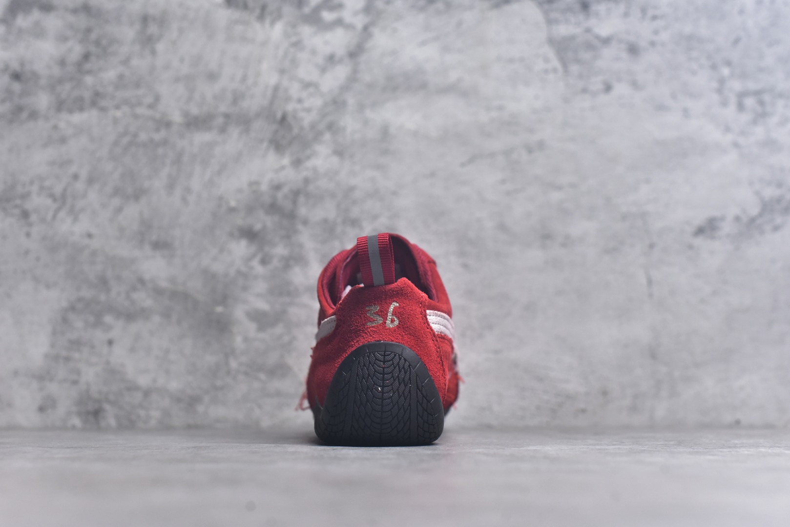 图片[5]-#巴黎世家联名款Balenciaga The Open Product x Puma Speedcat 极速赛车系列彪马低帮生活休闲鞋 原装档案原数据纸版楦型 采用原厂固色翻毛皮鞋面材质 二次成型\’猛帮\’成型工艺 全球知名运动品牌PUMA宝马赛车系列，融合了宝马车队的标志性配色，以趣味十足又前卫复古的设计引领潮流，将赛道精神融入街头时尚，开启前卫竞速之旅。自1978年巴伐利亚车队走上世界舞台，宝马赛车就在全球汽车制造和赛车运动领域留下了浓墨重彩的一笔。全新的两款BMW MMS Roma与BMW MMS Speedboat鞋款，均从宝马车型中汲取灵感。以黑或白为底色，融入经典配色，主打前卫复古风。Roma鞋款的鞋侧以复古的流线造型，缀以宝马经典Logo，巧妙吸睛；而Speedcat鞋款以亮眼三色条纹元素缀以舒适鞋面，赋予了独特的个性美学，演绎赛车的无尽能量 货号 406519 03 尺码 36 37 38 39 40 41 42 43 44 45-选品中心